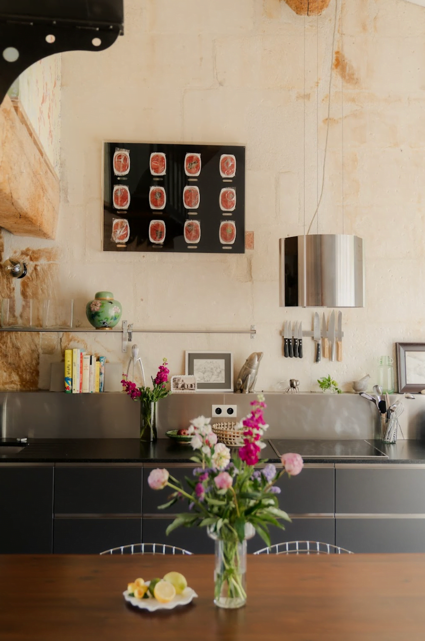 Détail de la cuisine : table en bois, bouquet de fleurs