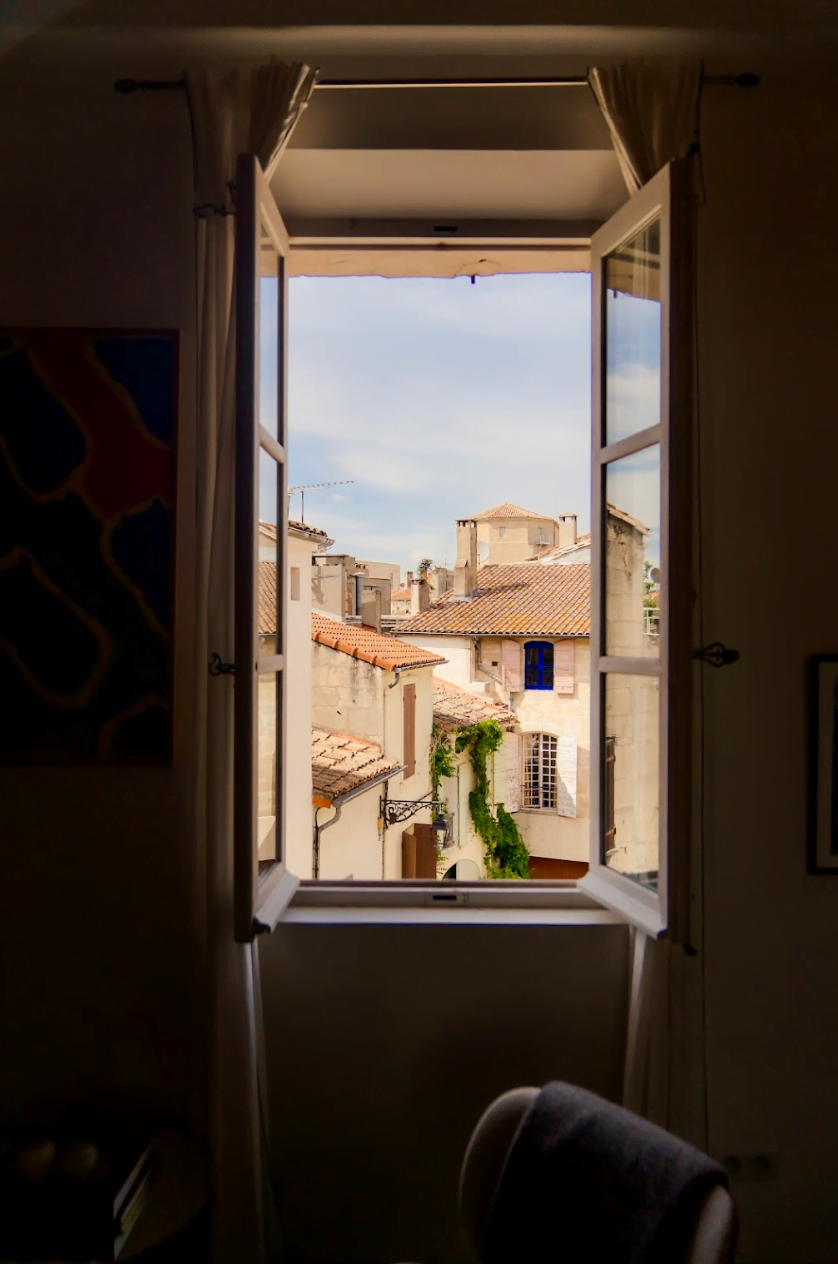 Vue sur les toits de la ville depuis la chambre