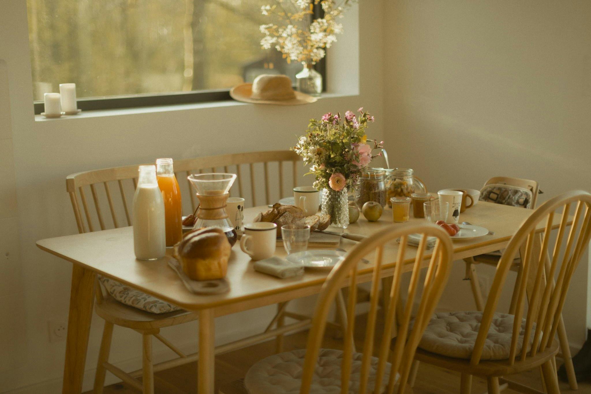 La table à manger avec le petit-déjeuner