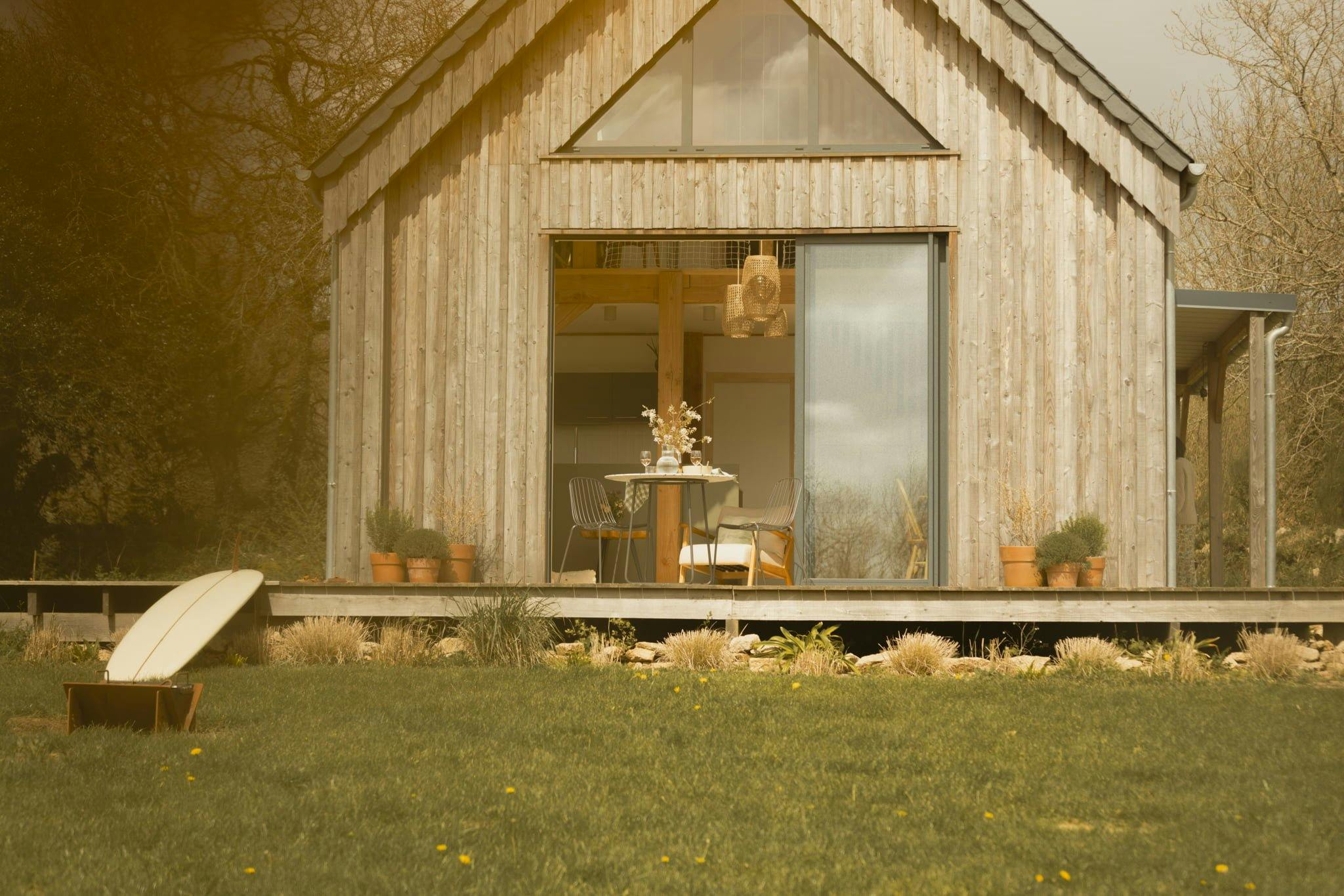 Douarenn et la terrasse depuis le jardin