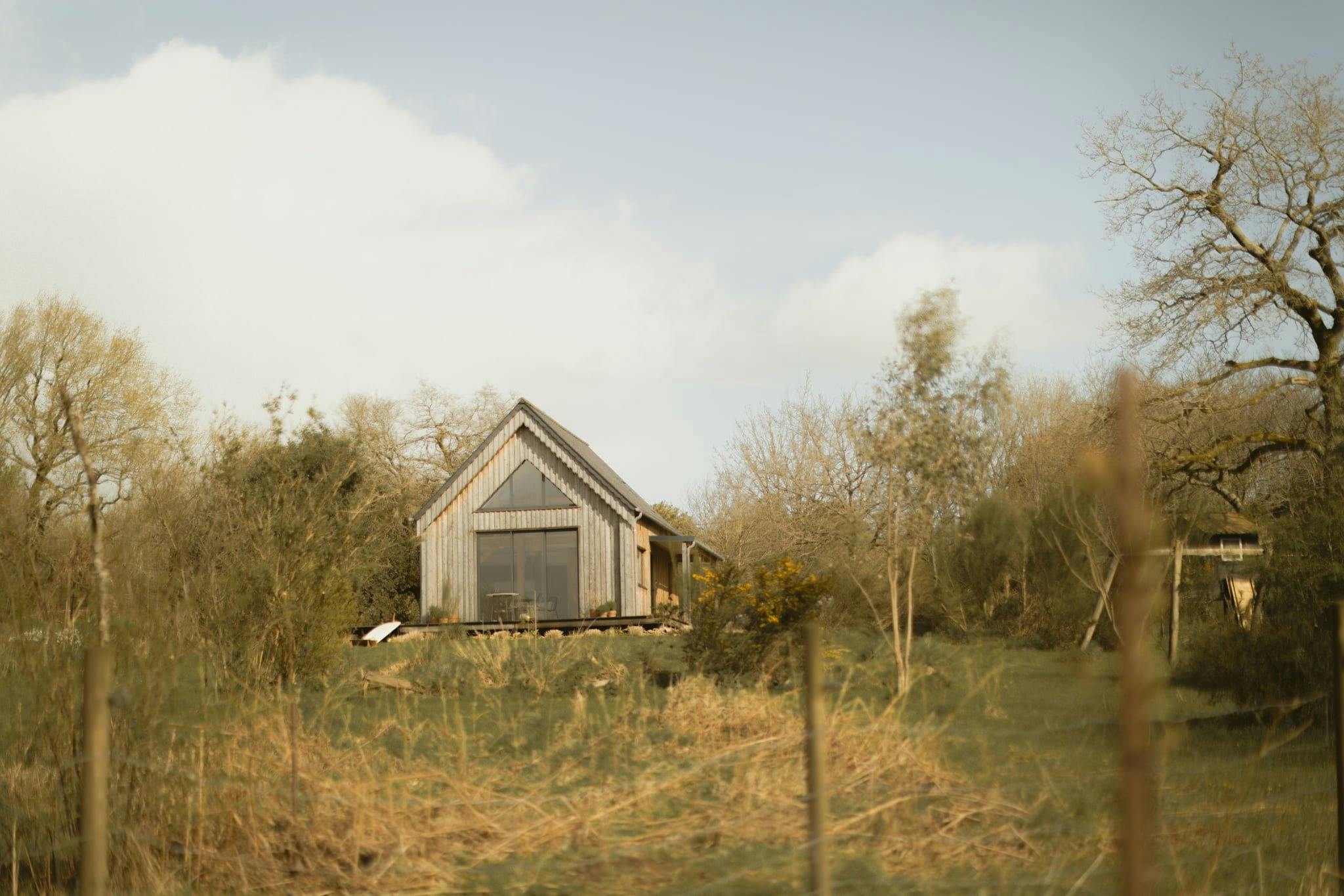 La cabane en bois dans le champ