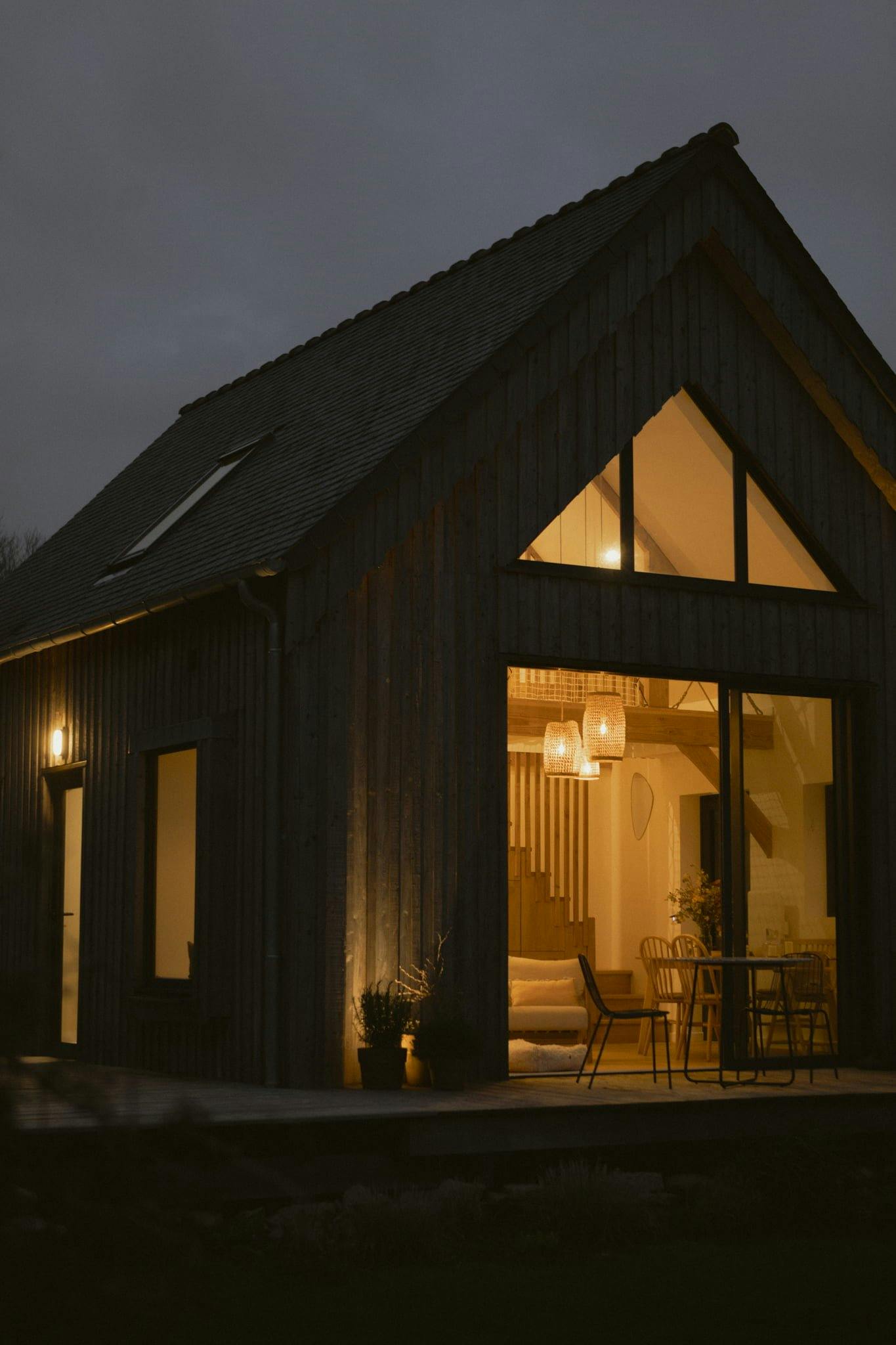 The cabin and its glass windows at night