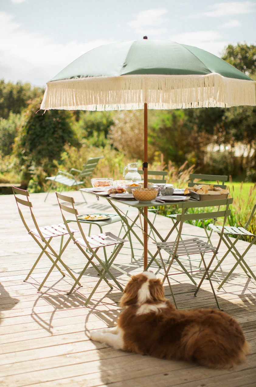 La table et le parasol sur la terrasse en bois