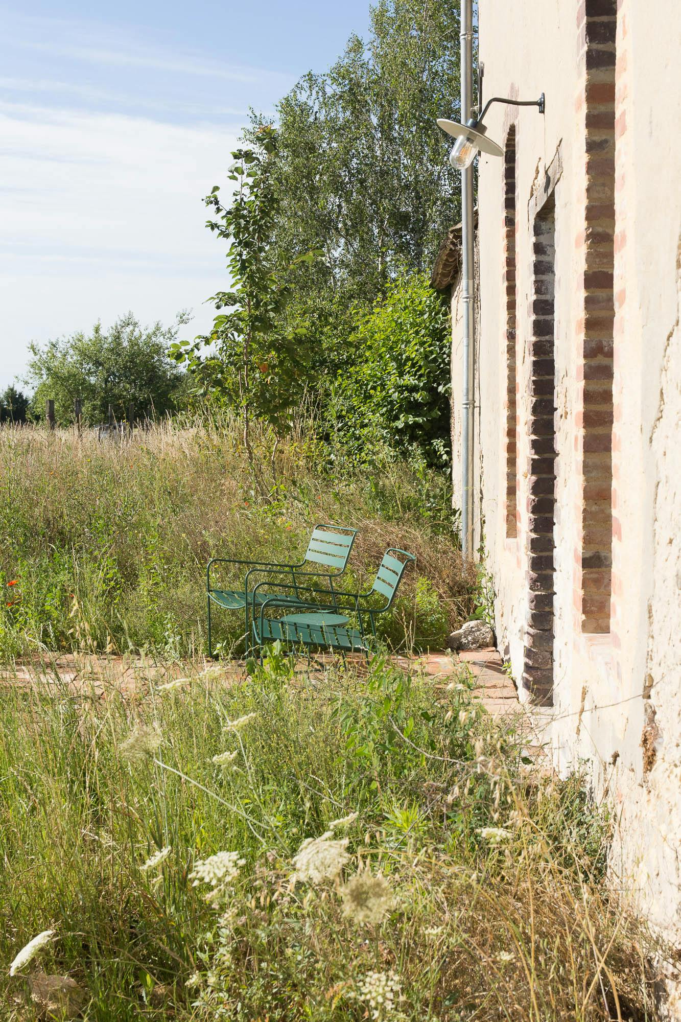 Chaises de jardin, mur en pierre