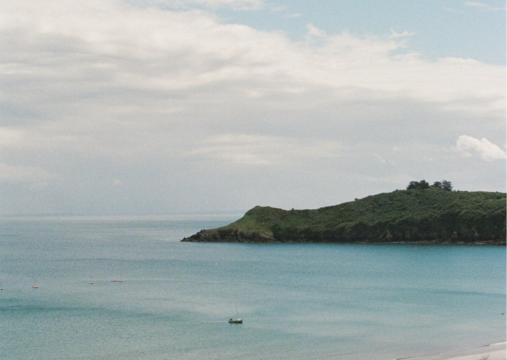 Vue sur la côte : mer, falaises, ciel