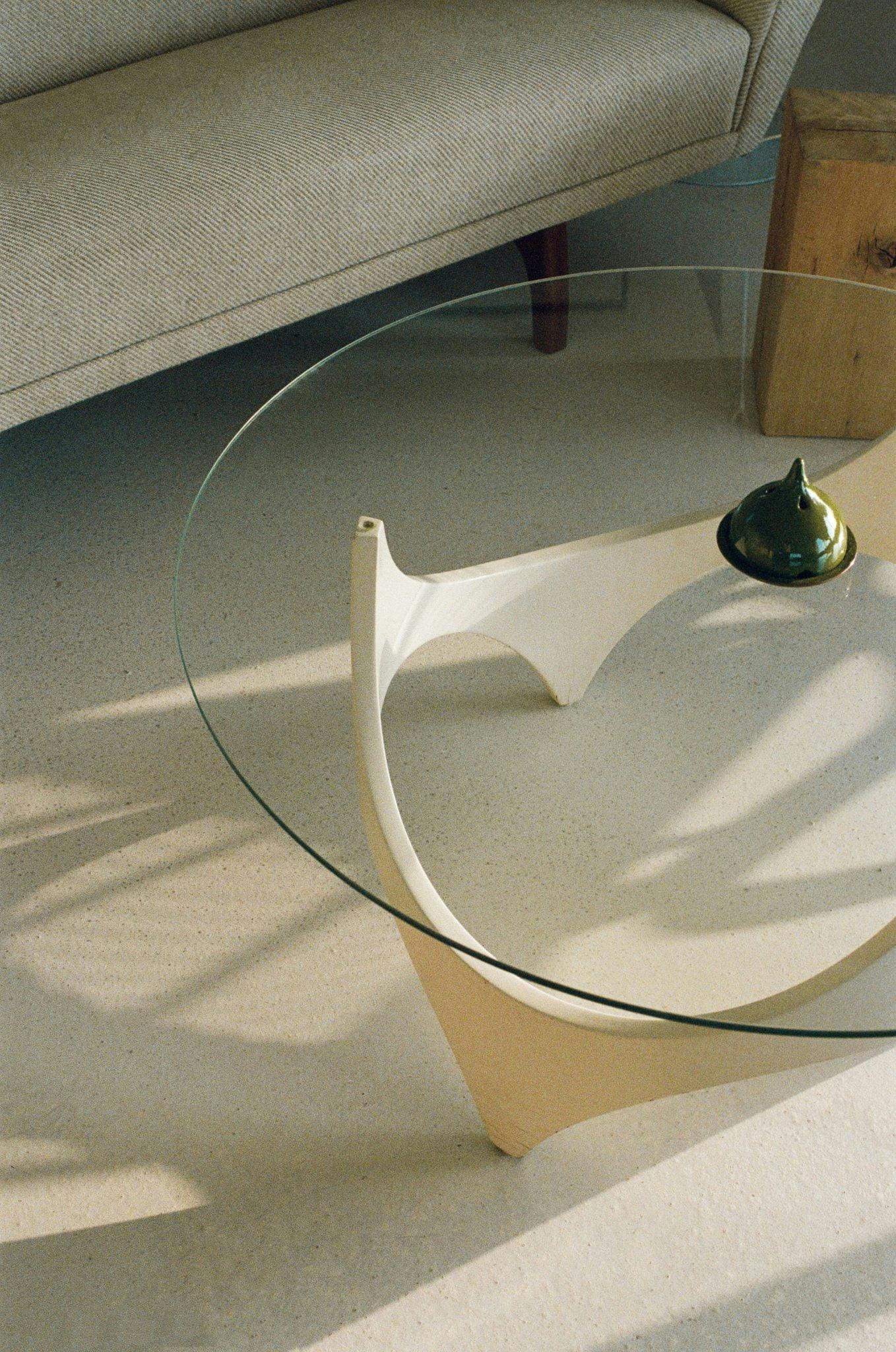 Table blasse en verre