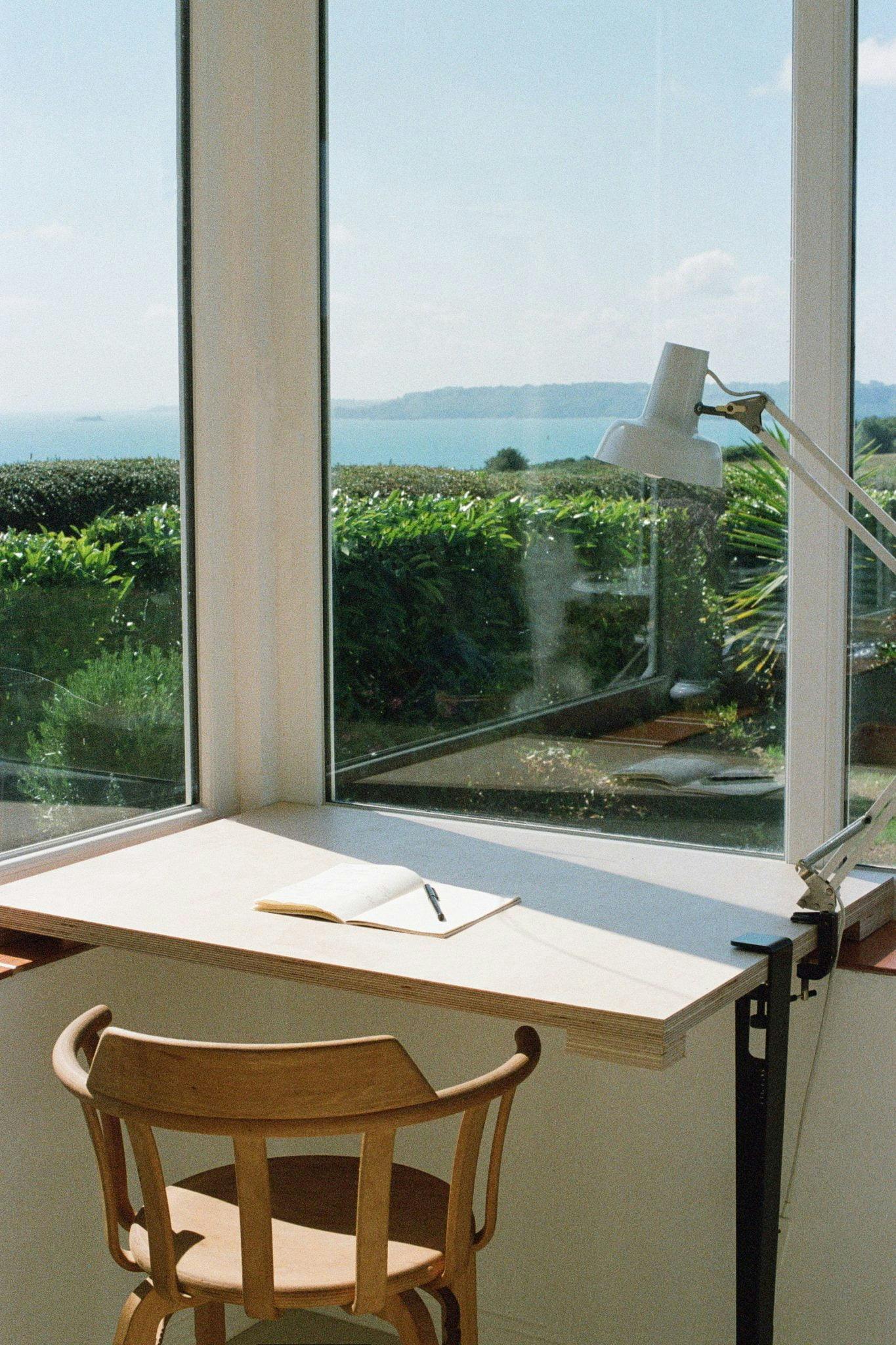 Vue depuis le bureau sur le jardin et la mer