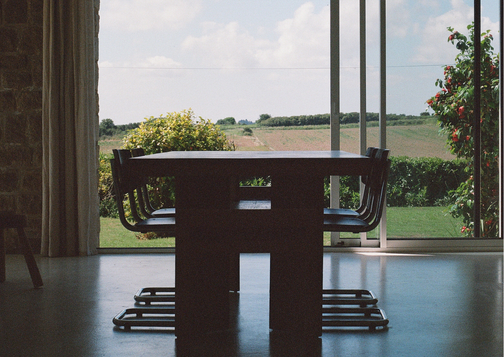 Table et chaises dans la salle à manger, baie vitrée