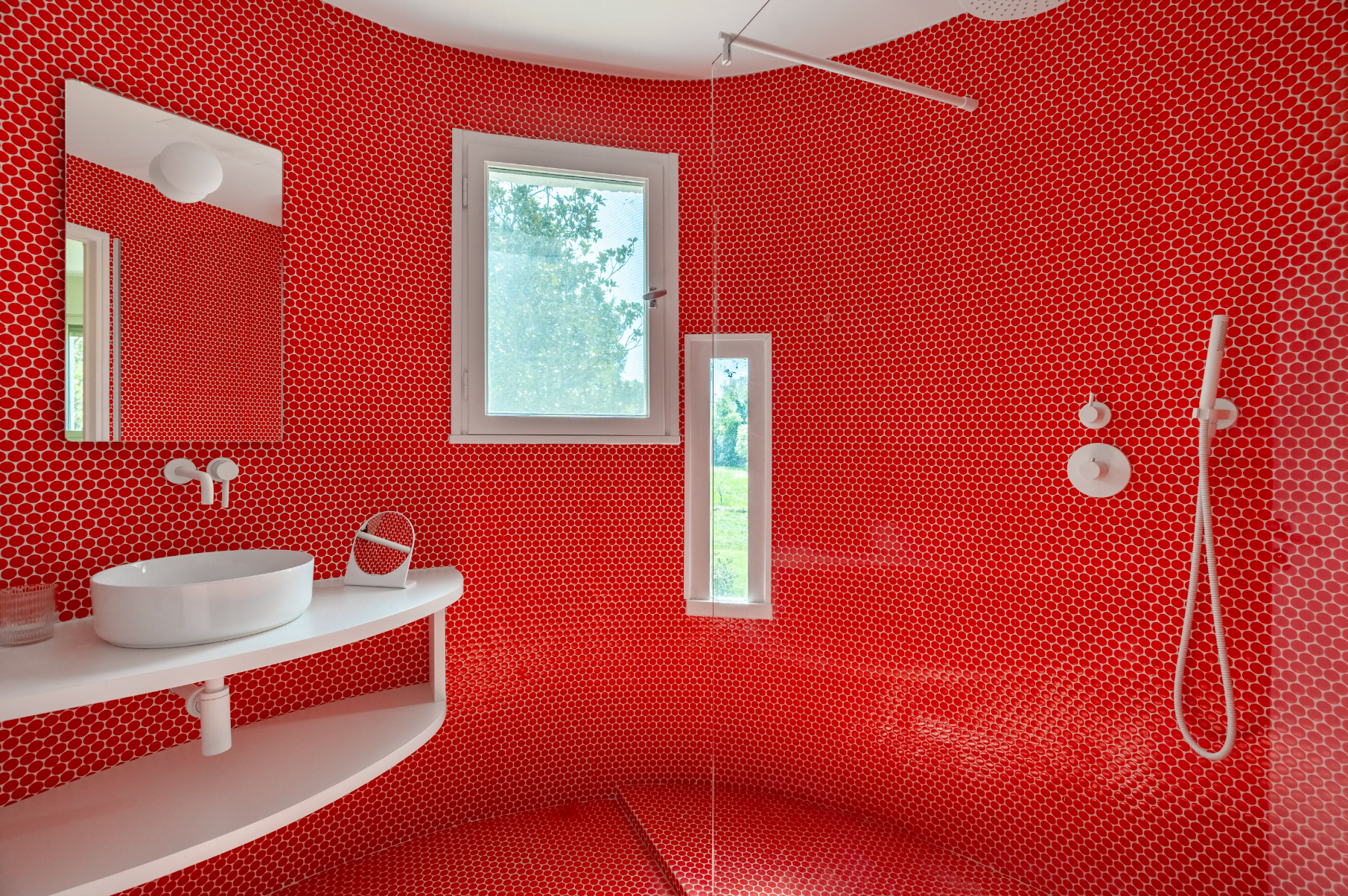 La salle de bain en mosaïque rouge