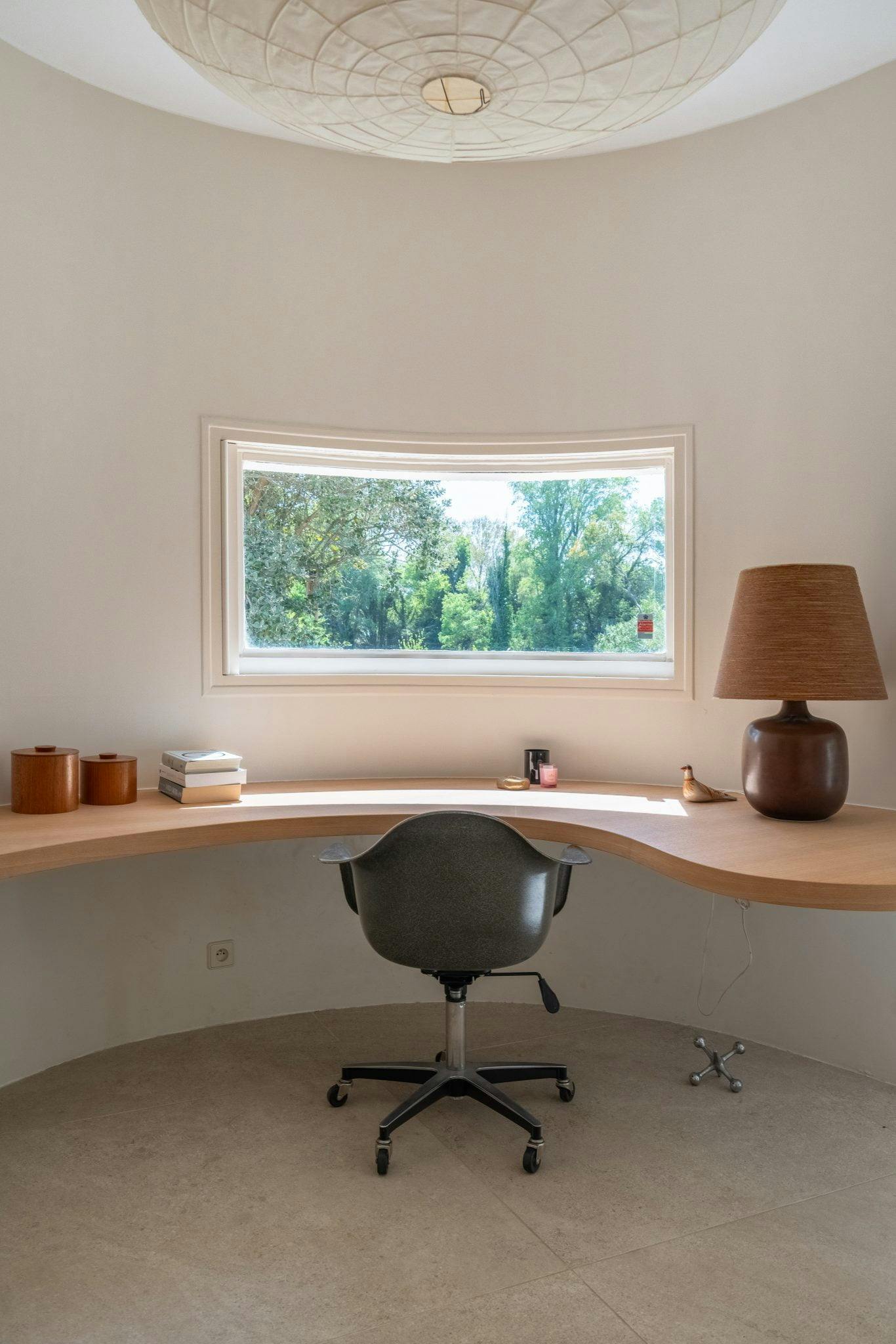 Bureau face à la fenêtre, chaise, suspension