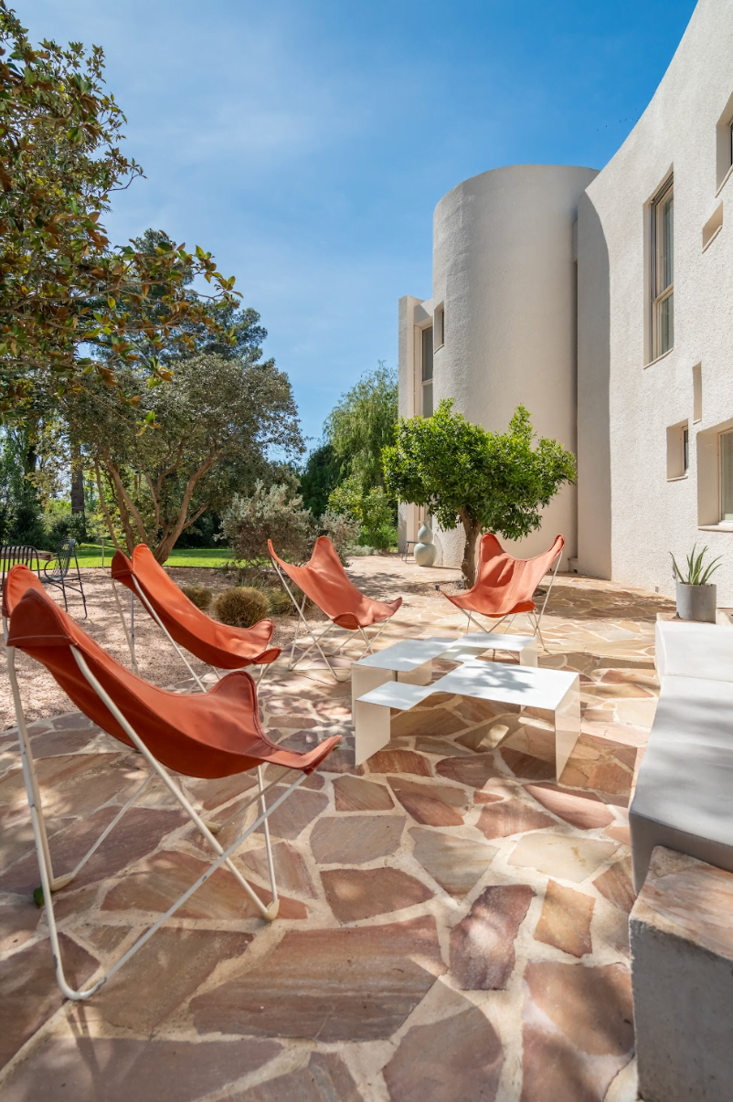 Fauteuils papillon sur la terrasse, arbres