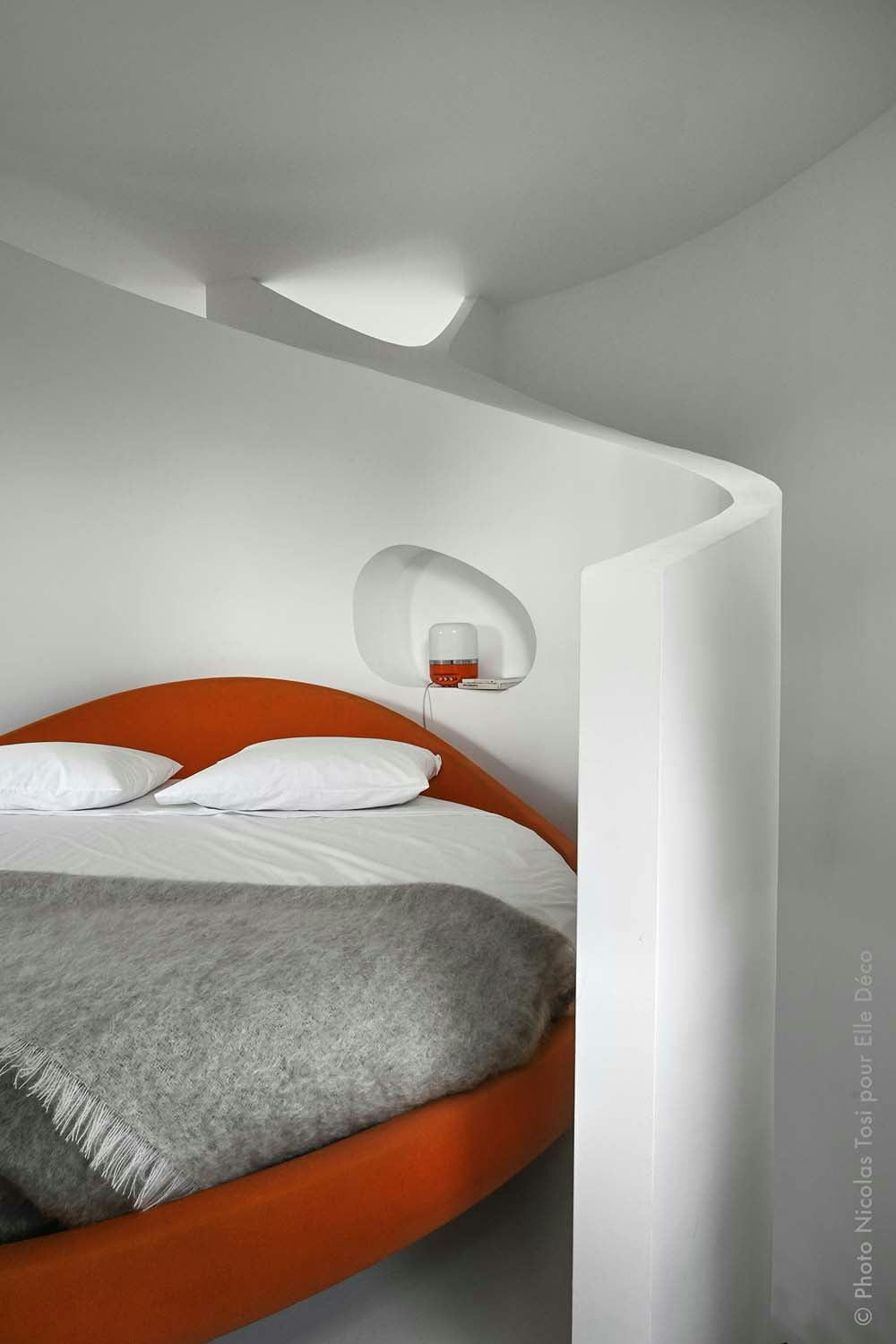 One of the bedrooms of the villa: bed, lamp