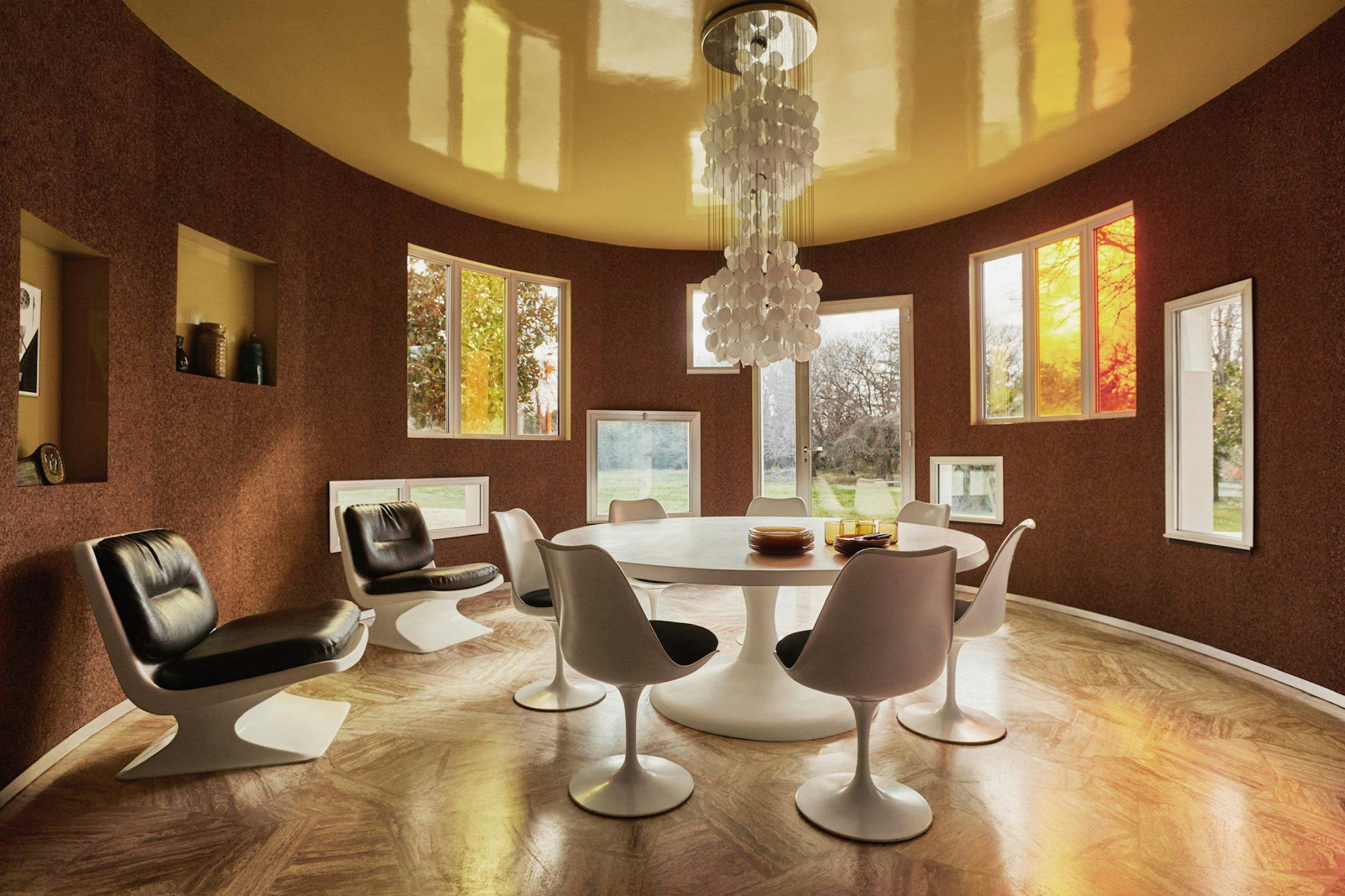 Dining room of the villa: table, chairs, pendant light