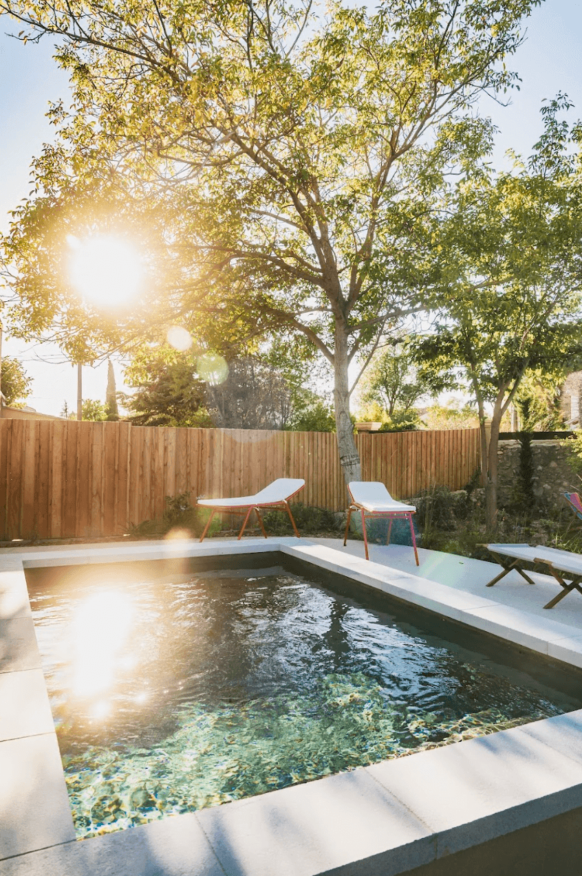 Après avoir exploré la région, séance piscine dans le jardin. 