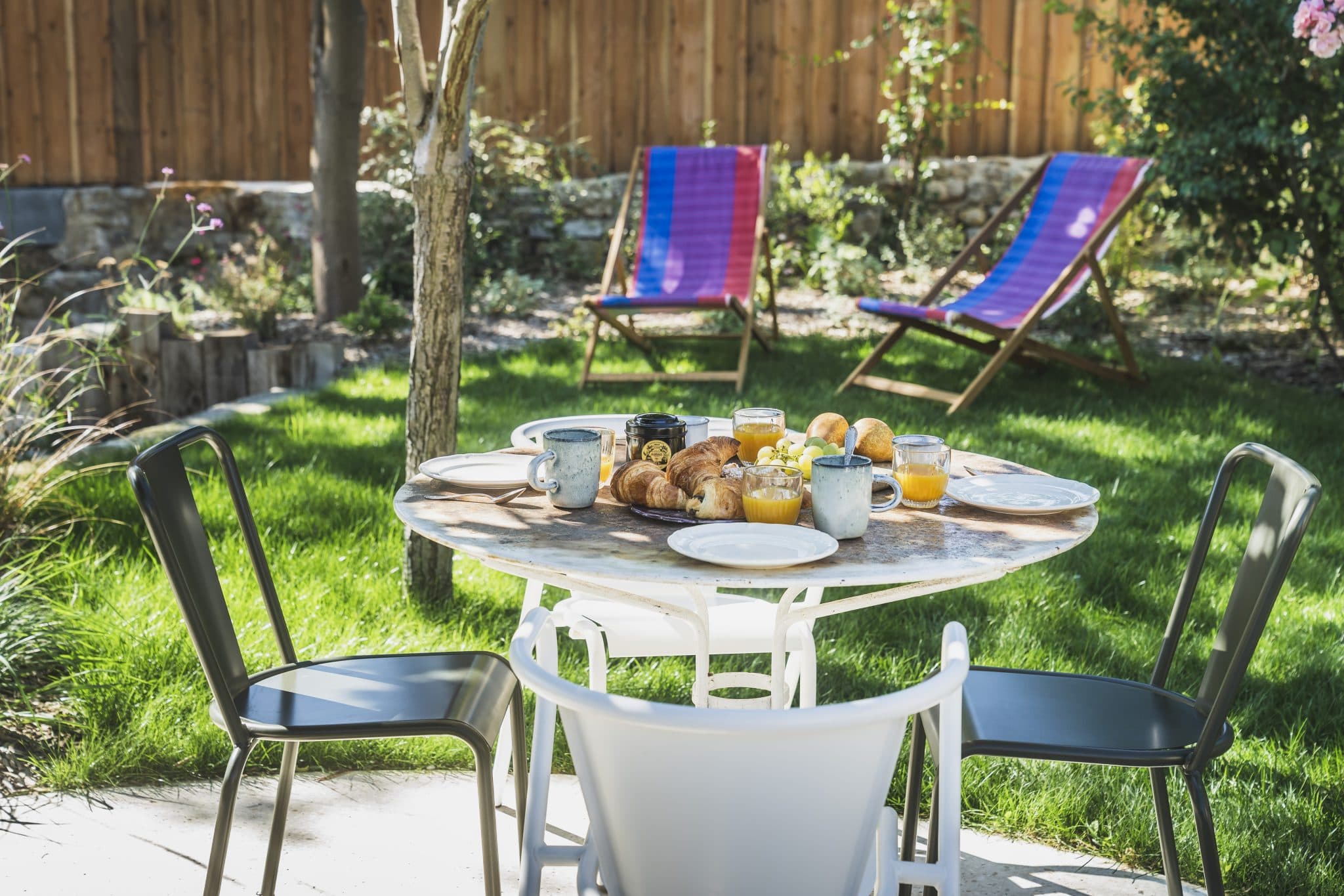 Petit-déjeuner dans le jardin, au son du ruisseau et des oiseaux. 