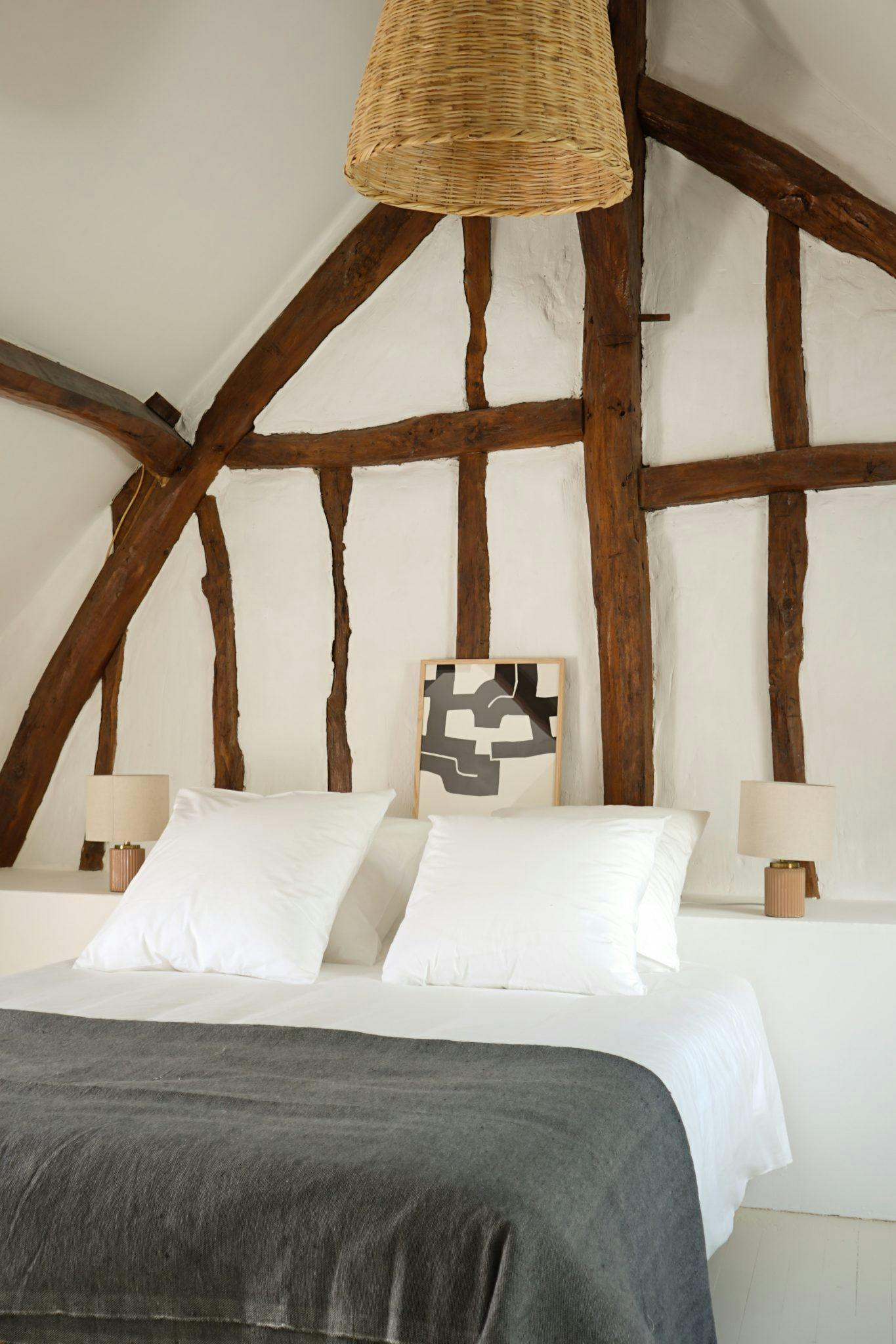 Perfect harmony between the wooden beams and the white walls.