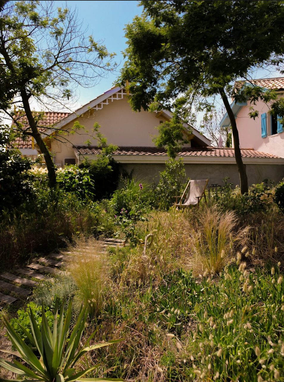 On lit au soleil dans le jardin avant d'aller piquer une tête dans l'océan. 