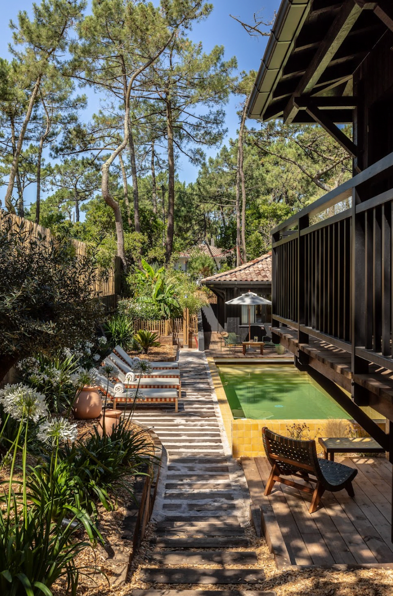 The wooden cabin, nestled in a green setting. © David Loridan