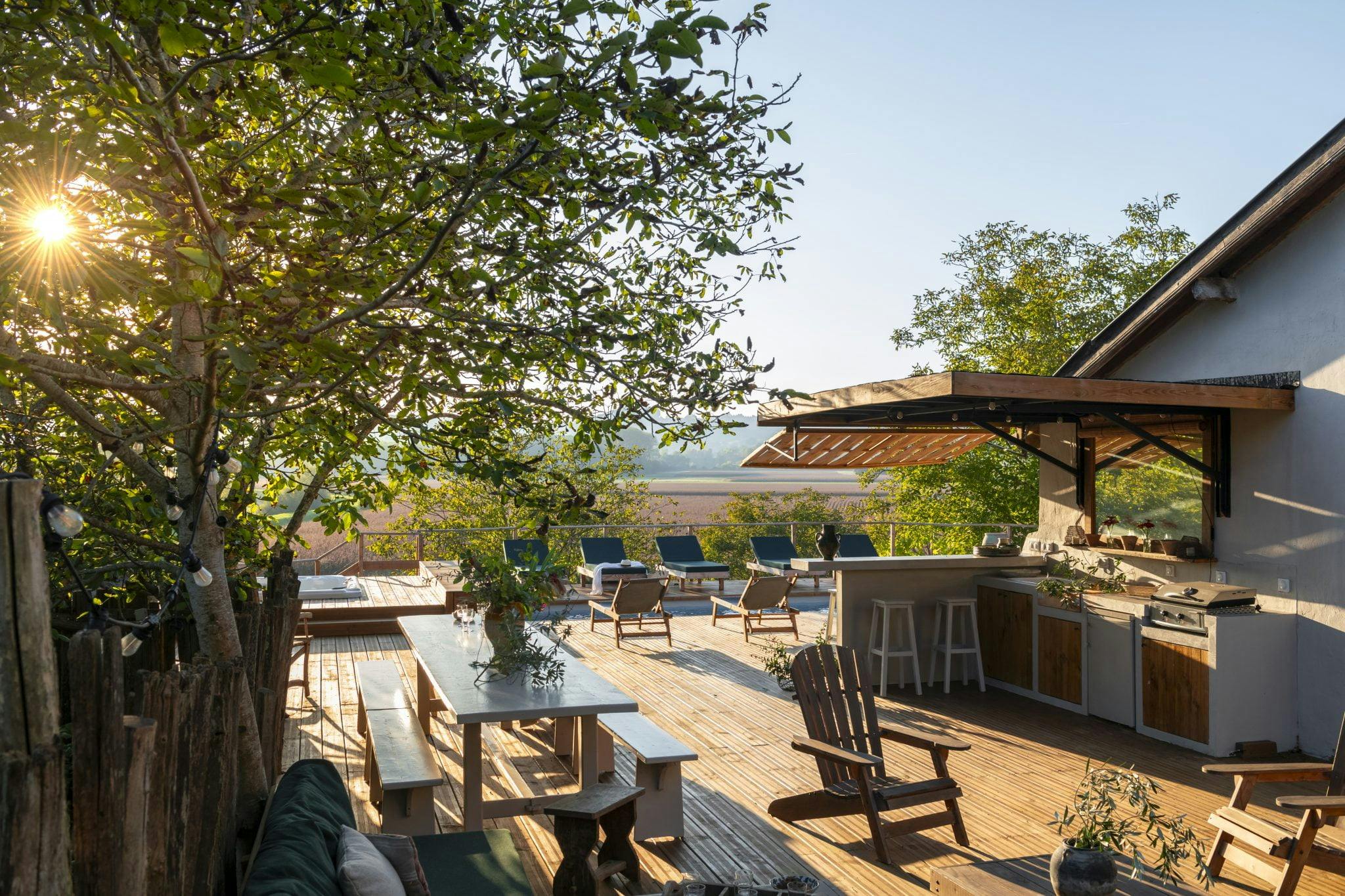 Cuisine d’été, transats et grandes tablées sur la terrasse ensoleillée. © Amandine et Jules