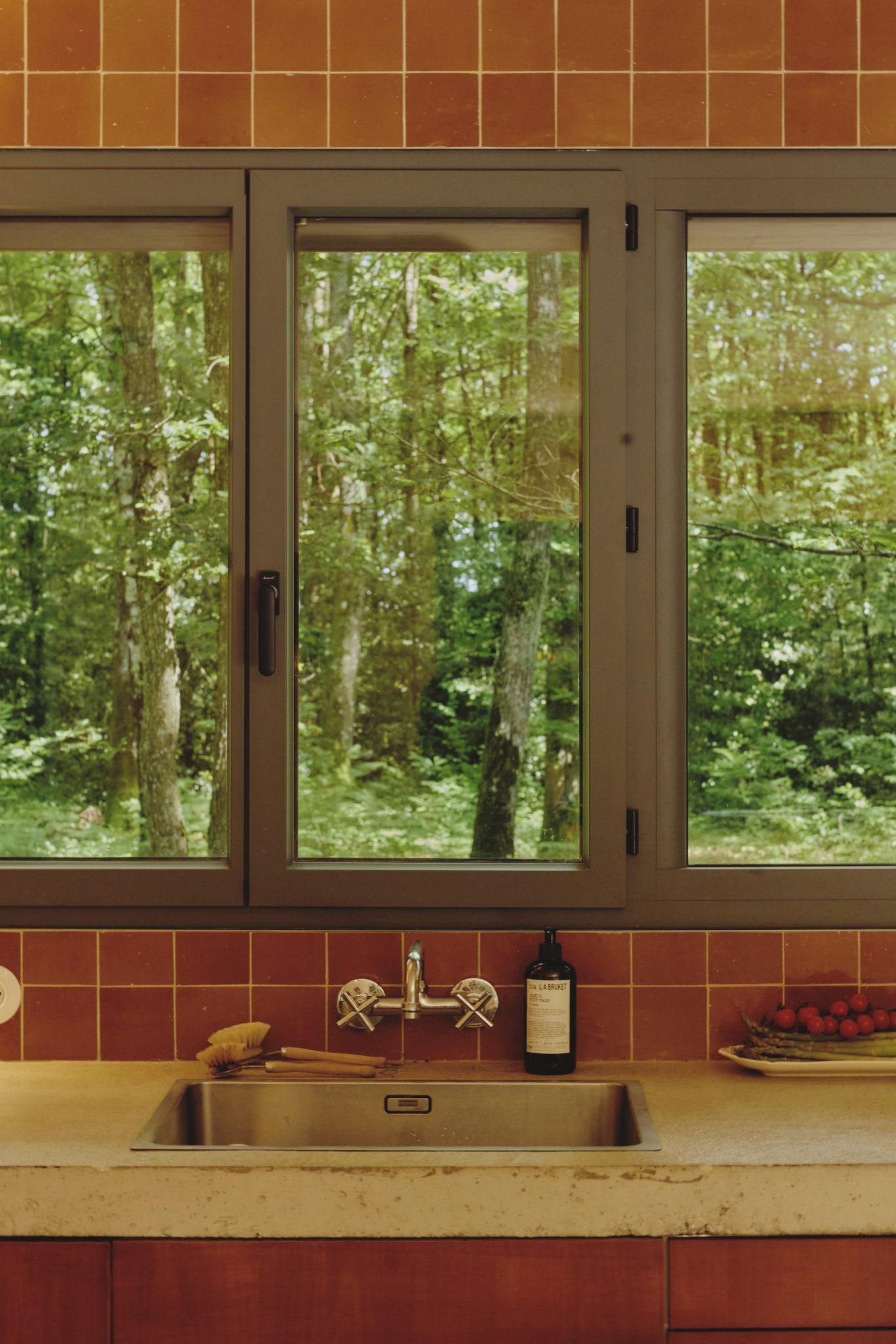 As beautiful as it is functional, the kitchen with a view of the forest. © Valentin Le Cron