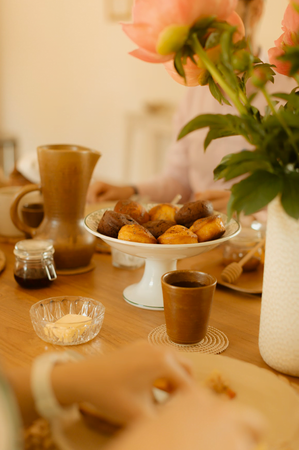 Le petit-déjeuner, fait de pâtisseries maison et de pain local. 