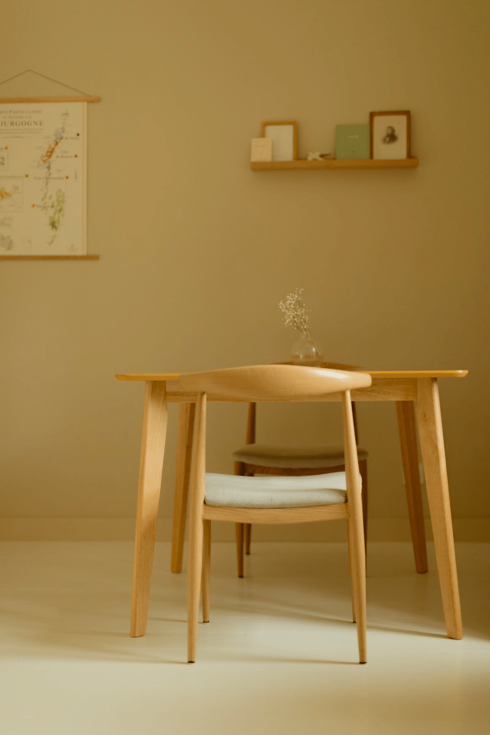 Une touche scandinave apportée par le mobilier en bois clair. 