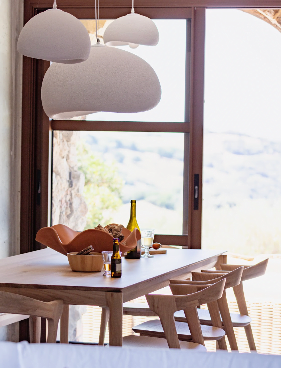 The dining room, a place to gather while admiring the landscape.