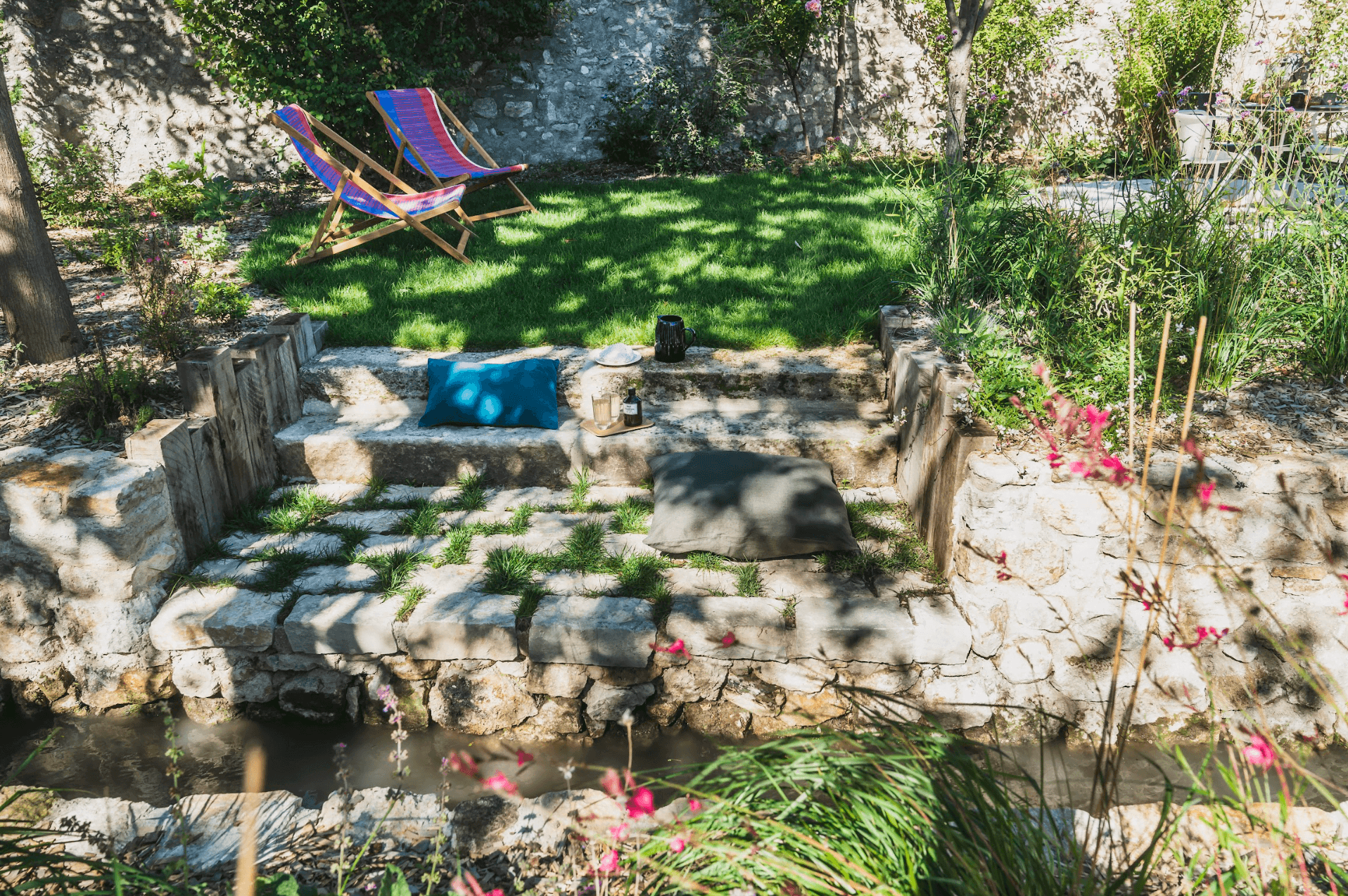 Détail du petit escalier en pierre dans le jardin, pelouse