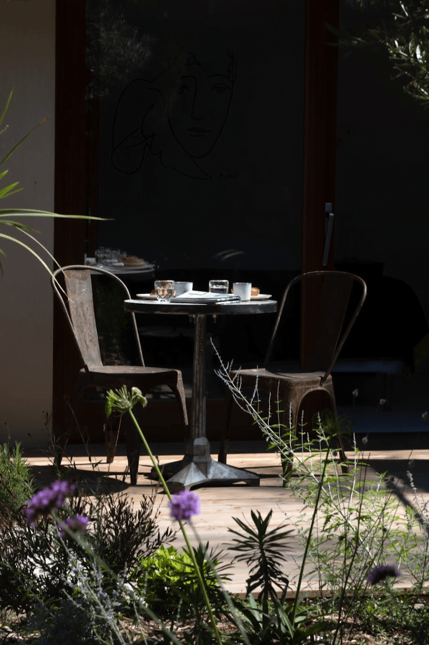 Table et chaises dans le jardin