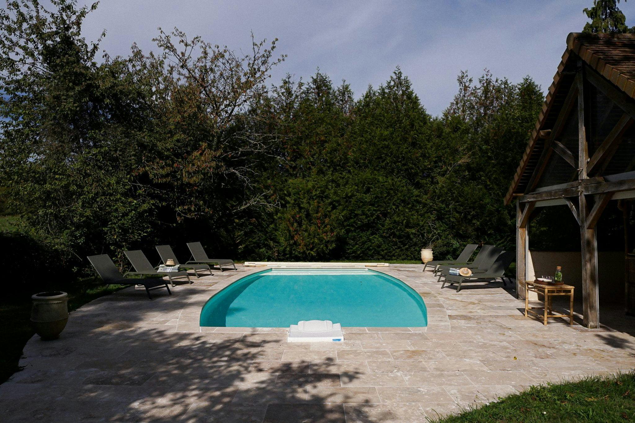 La piscine sur la terrasse, arbres en arrière plan