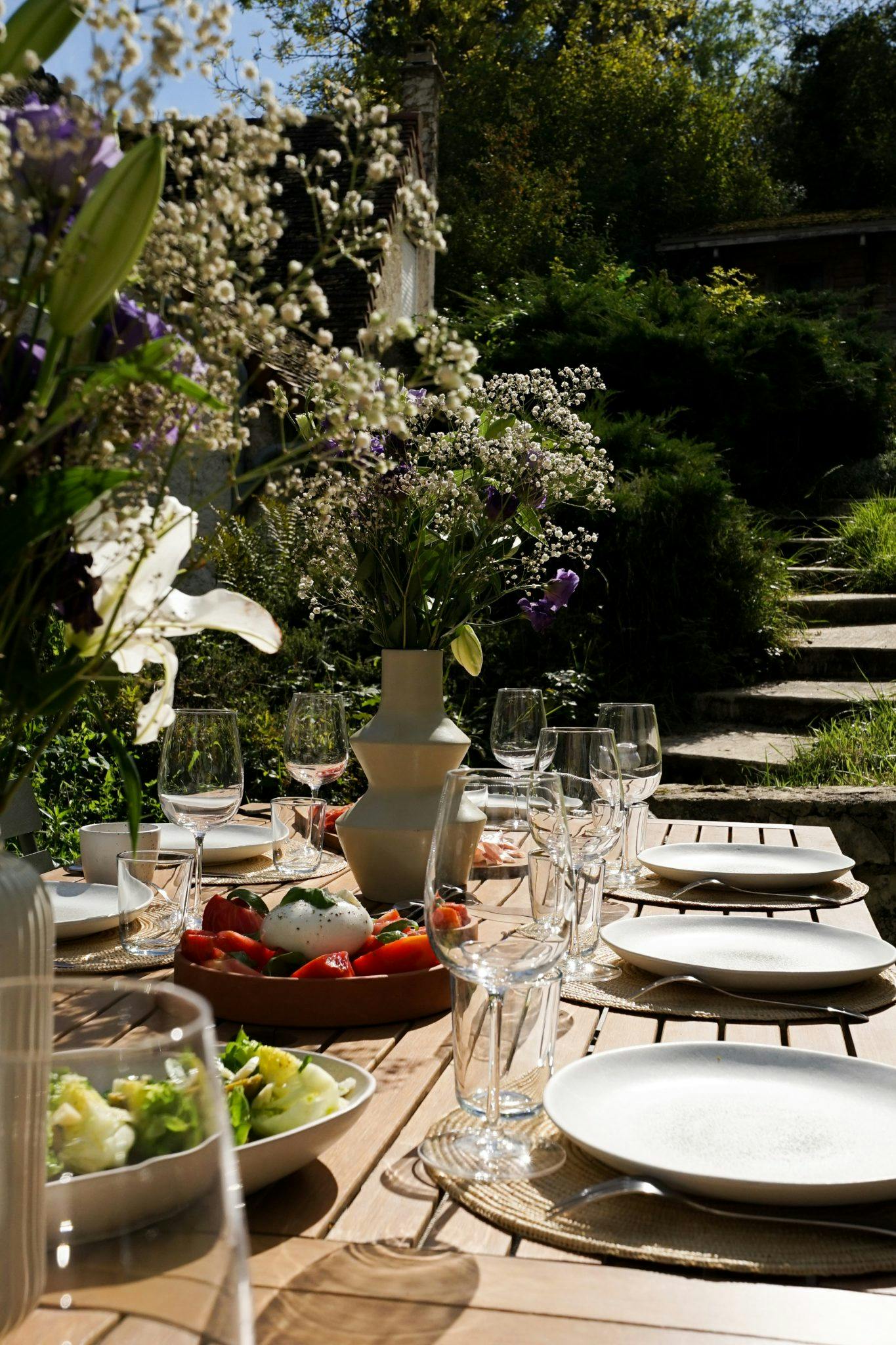 Déjeuner sur la table en bois au soleil