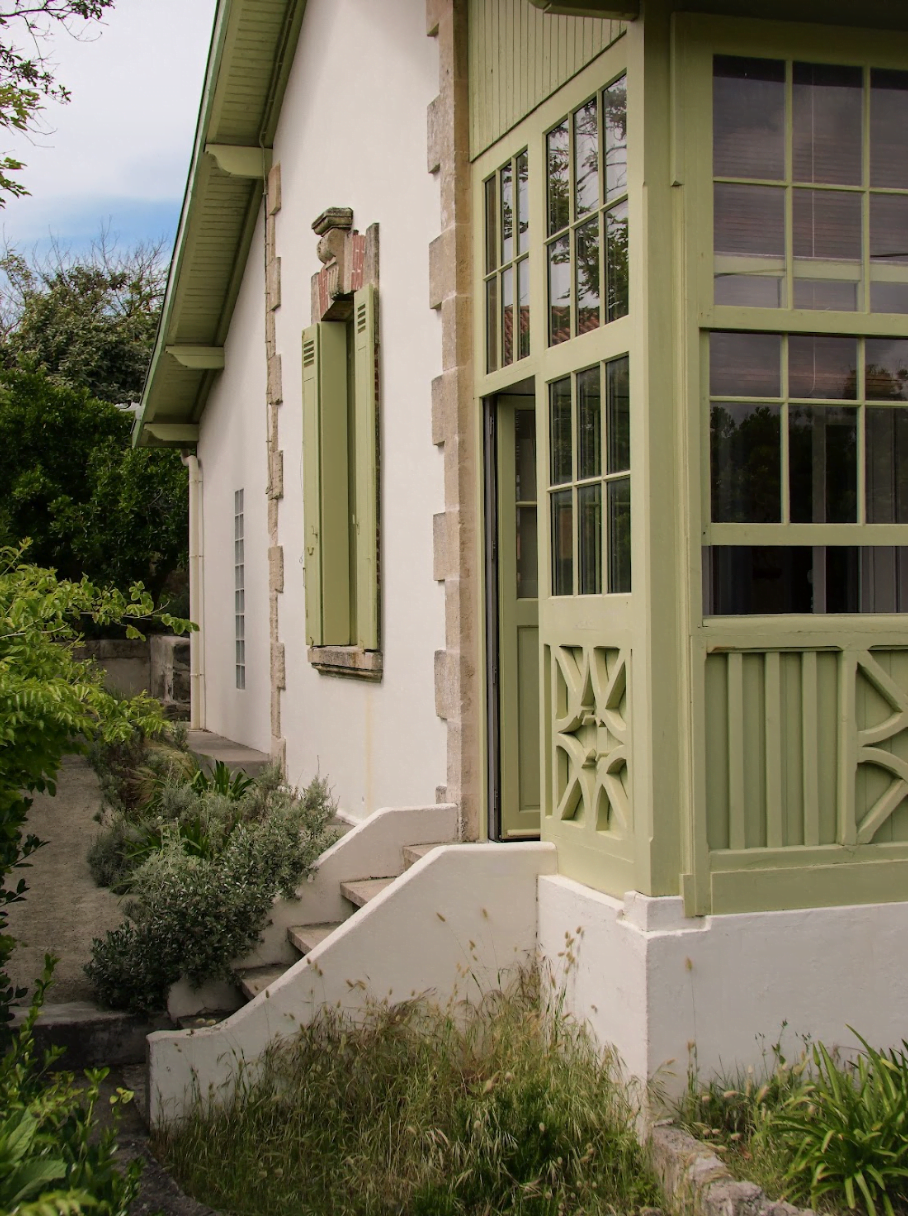 L'entrée de la villa, boiseries couleur menthe à l'eau, petit escalier en pierre