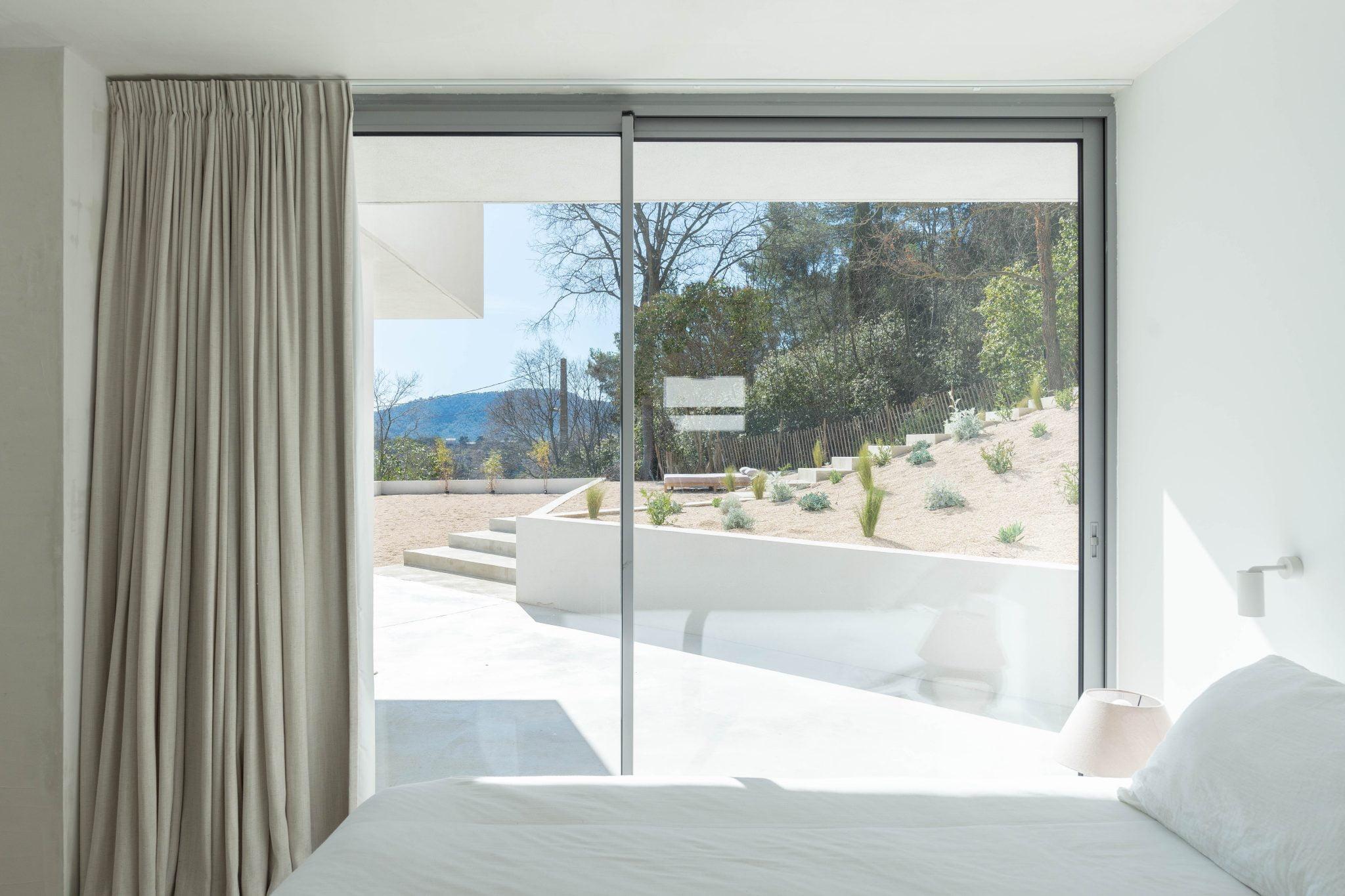 Thanks to the expansive glass windows, we live both inside and outside. © A.Toulon