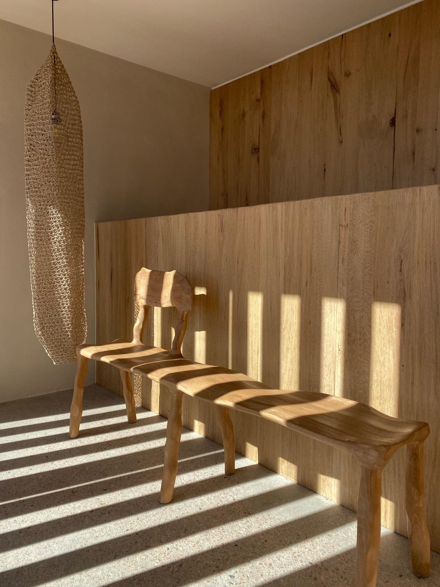 Here and there, raw wood furniture echoes the house's structure. © Jean-Marc Palisse