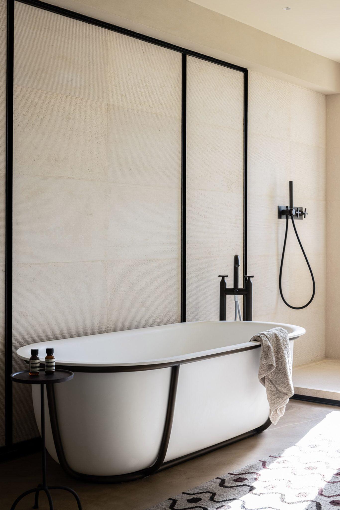 Sleek, thoughtfully designed decor that extends even to the bathroom. © Mark Elst