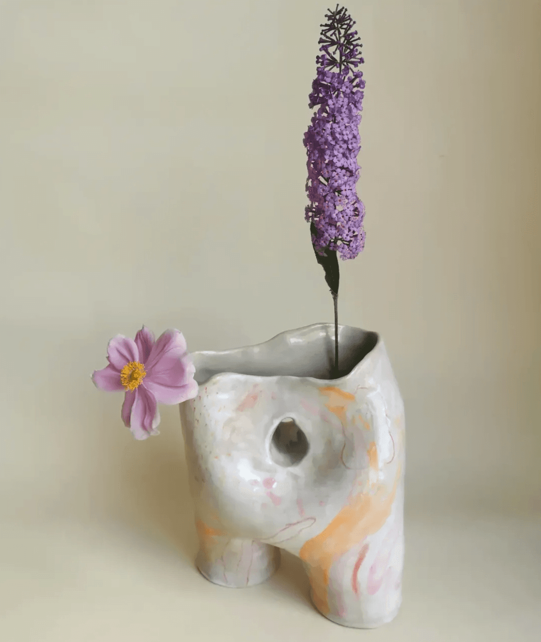 Vase en céramique dans lequel il y a des fleurs