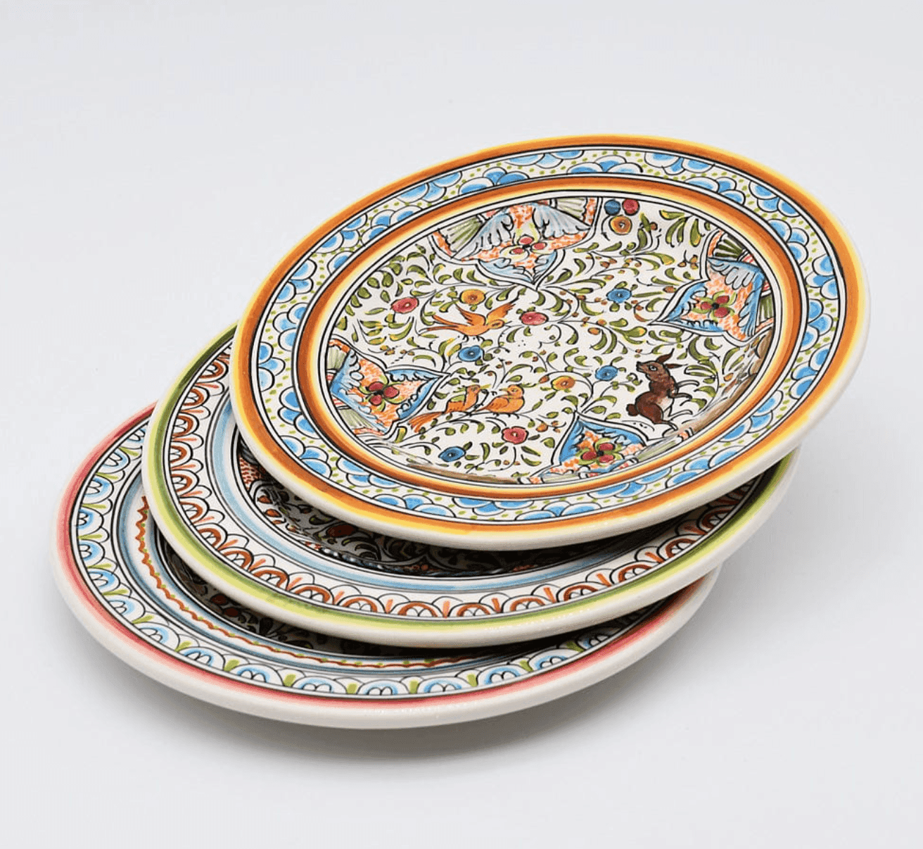 Assiettes en céramique colorées