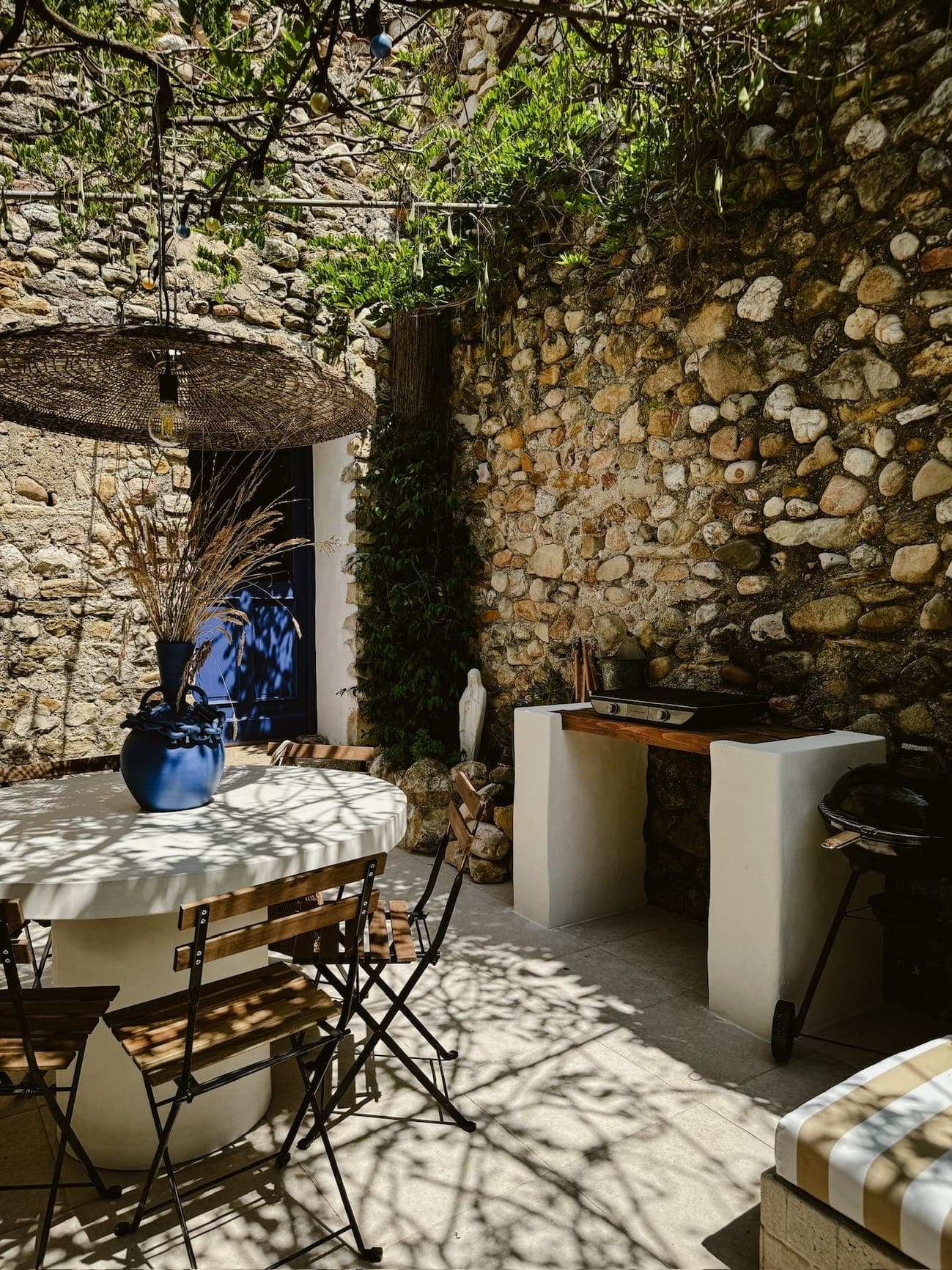 La terrasse ombragée de Bleu Wisteria. 