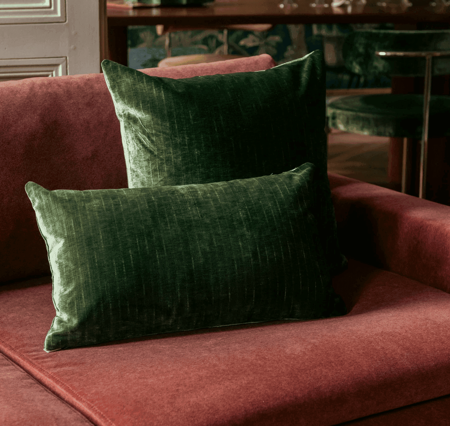 Coussin en velours vert 