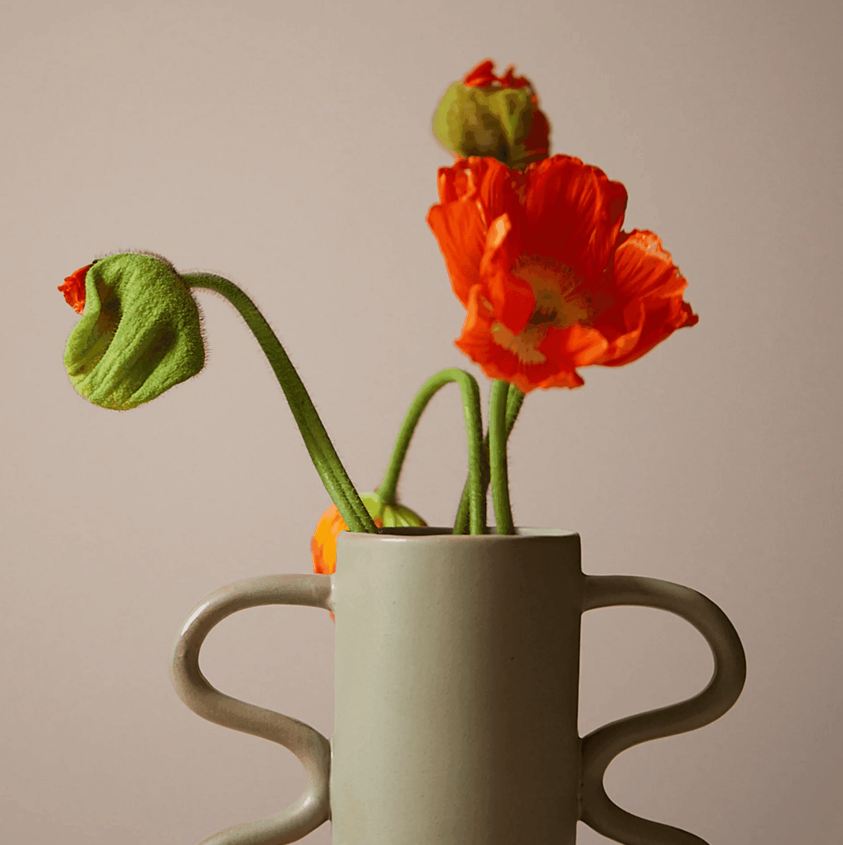 Vase en grès avec des fleurs oranges