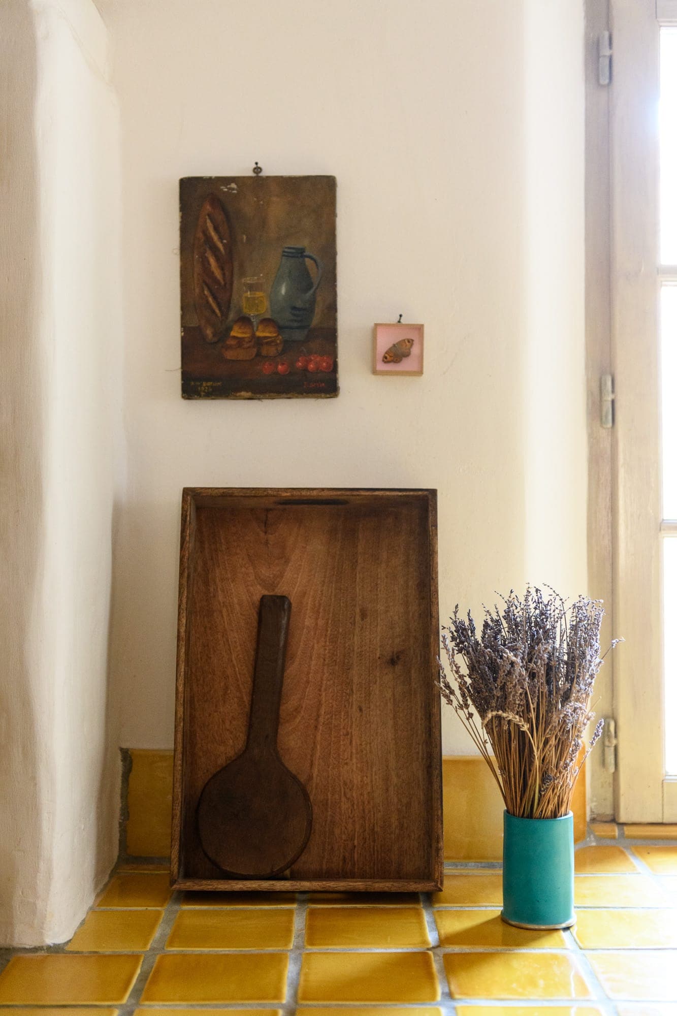 Dried lavender bouquets have found their way into the house. © L. Melone