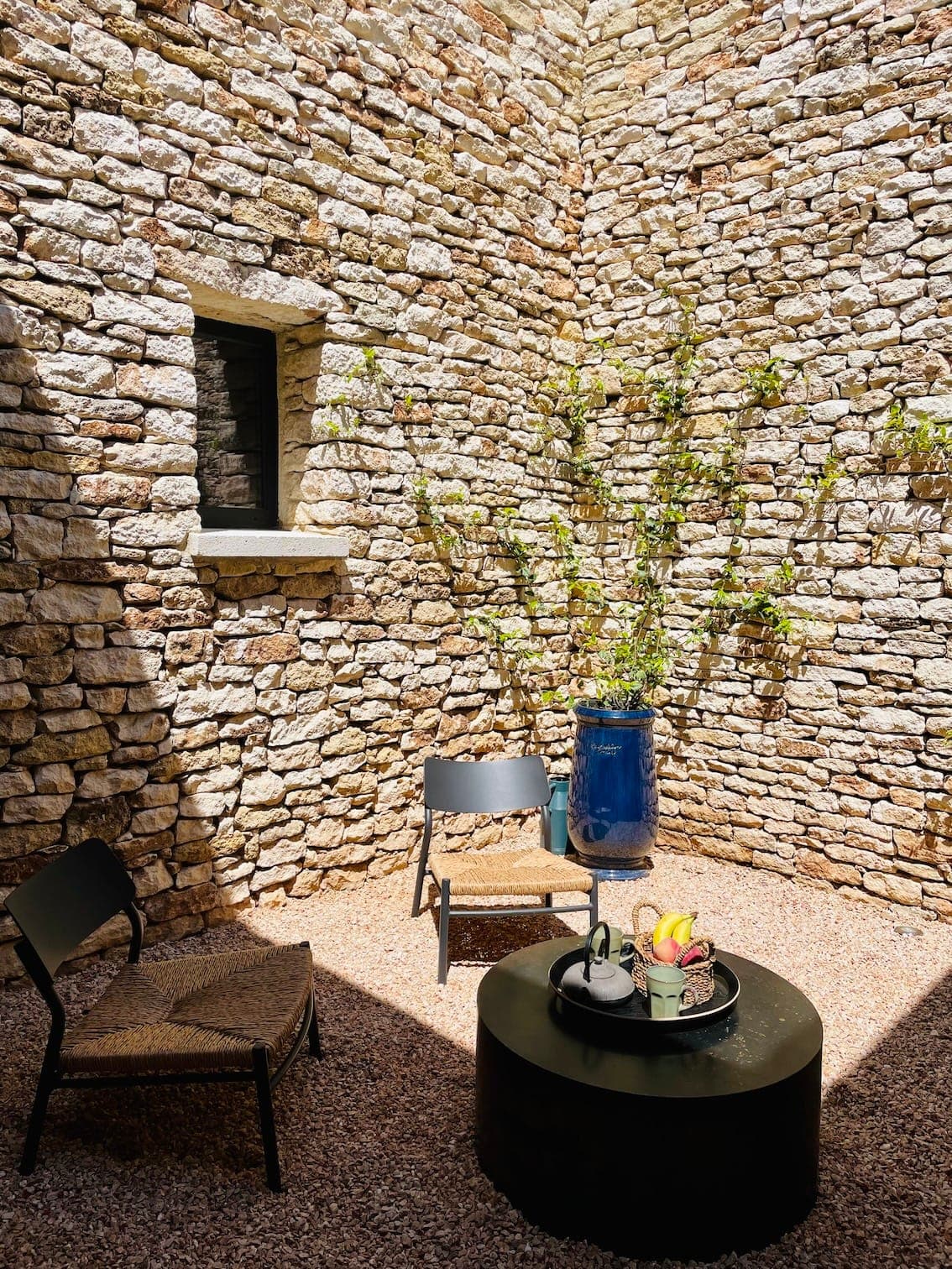 Upon arrival, guests are greeted with a gourmet basket thoughtfully prepared by Anaïs.