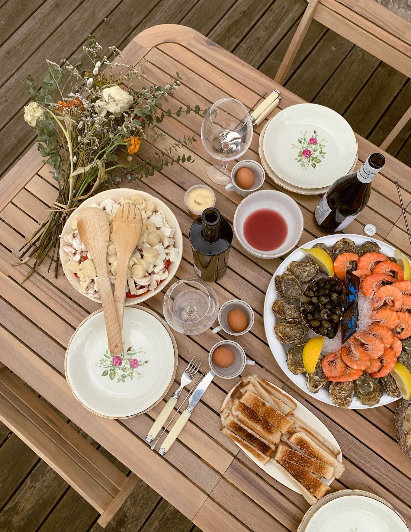 Repas local dans le jardin de L'Albizia. 