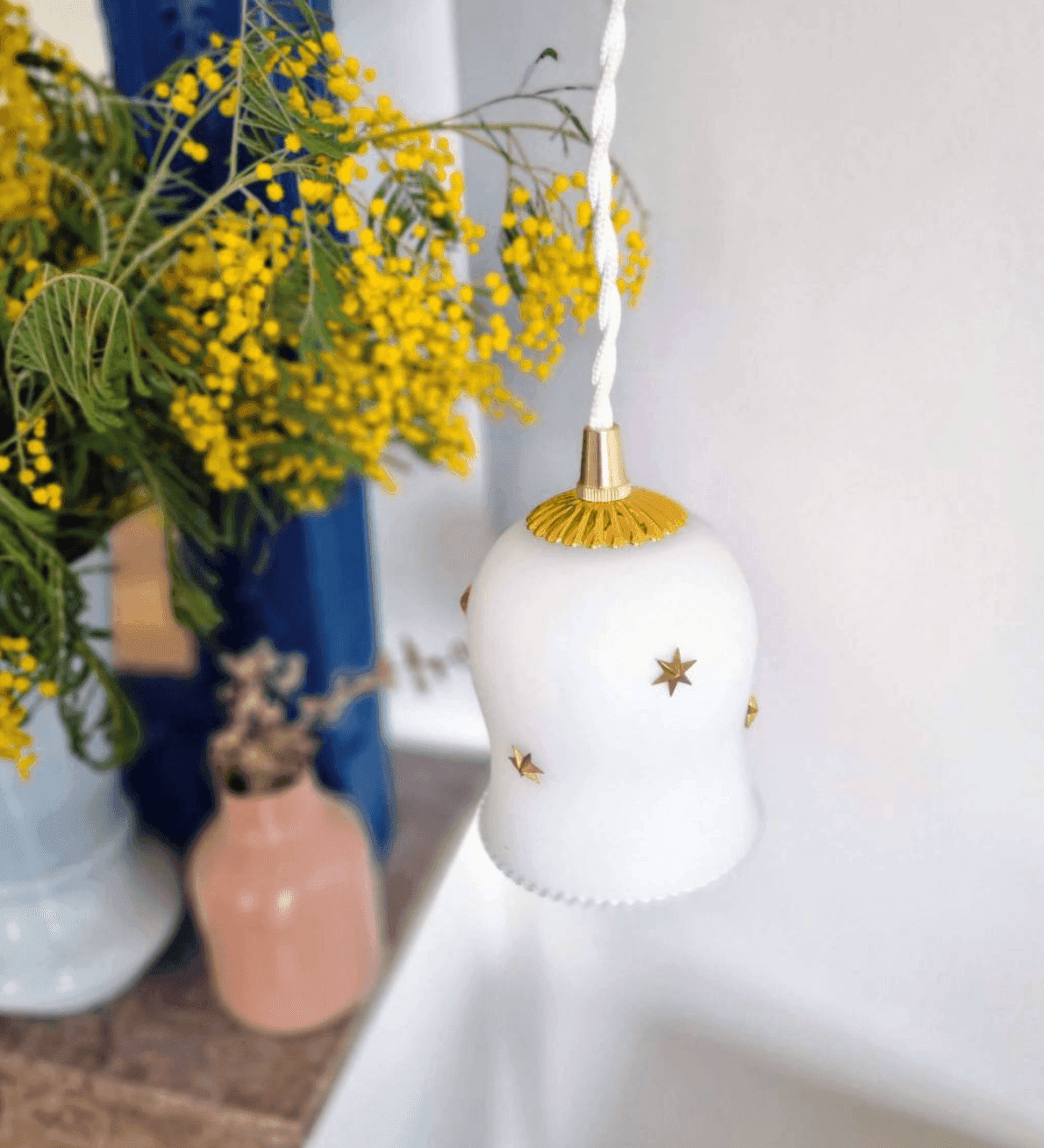 Lampe baladeuse blanche avec des petites étoiles dorées