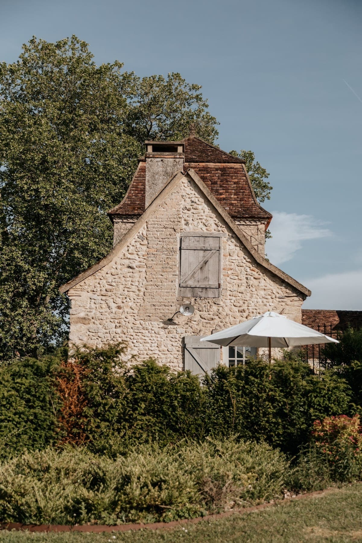 L'une des bâtisses en pierre de Laudonie. © Émilie Soler 