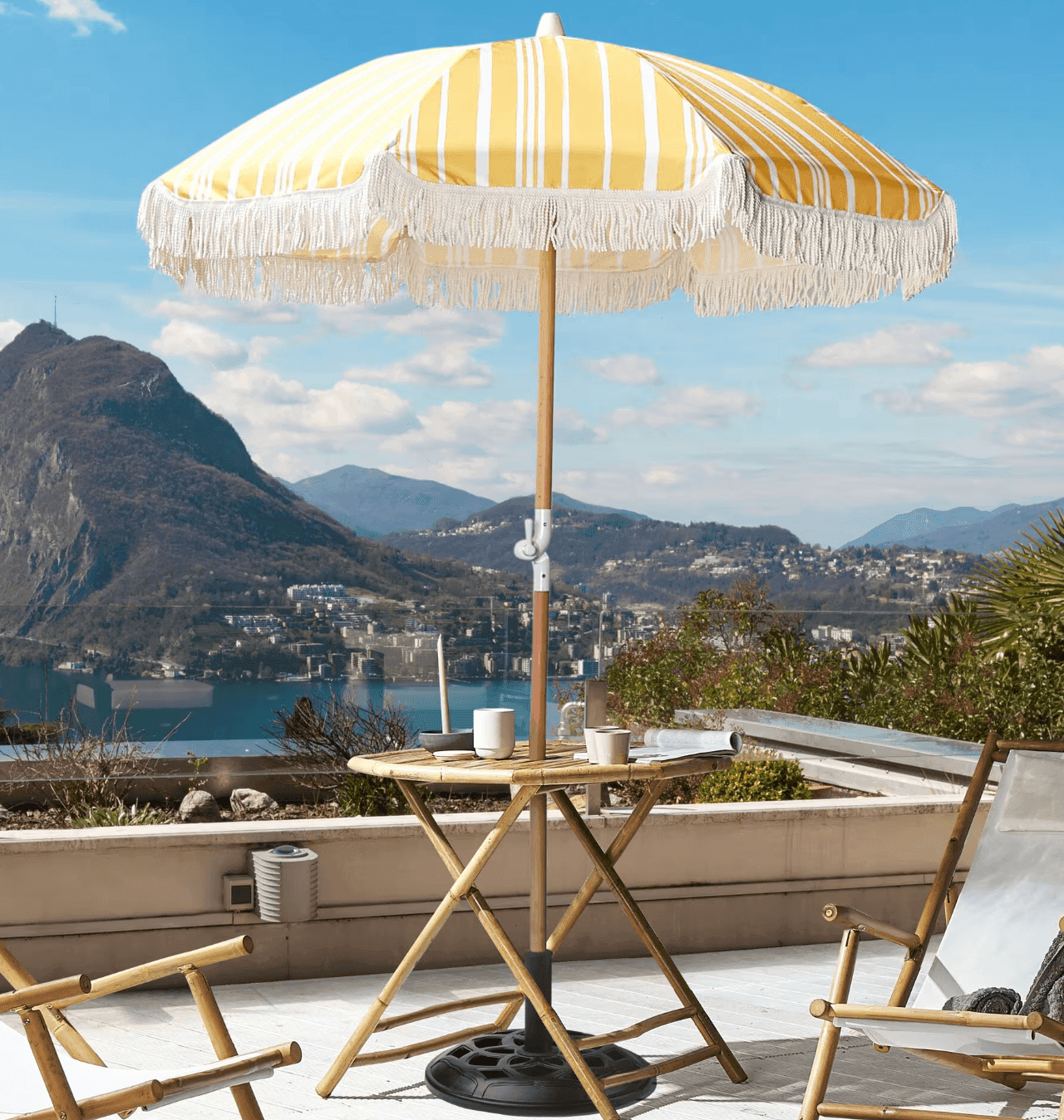 Parasol à rayures jaune et blanc sur un balcon