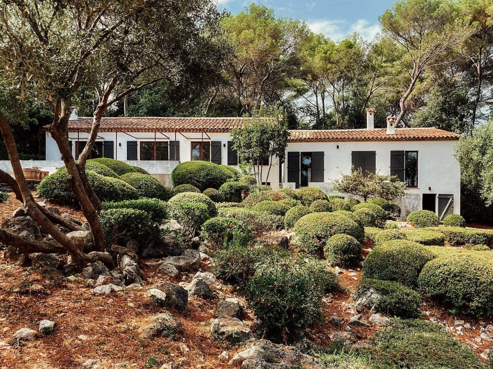 Villa Collinette nichée entre pins et essences méditerranéennes. 