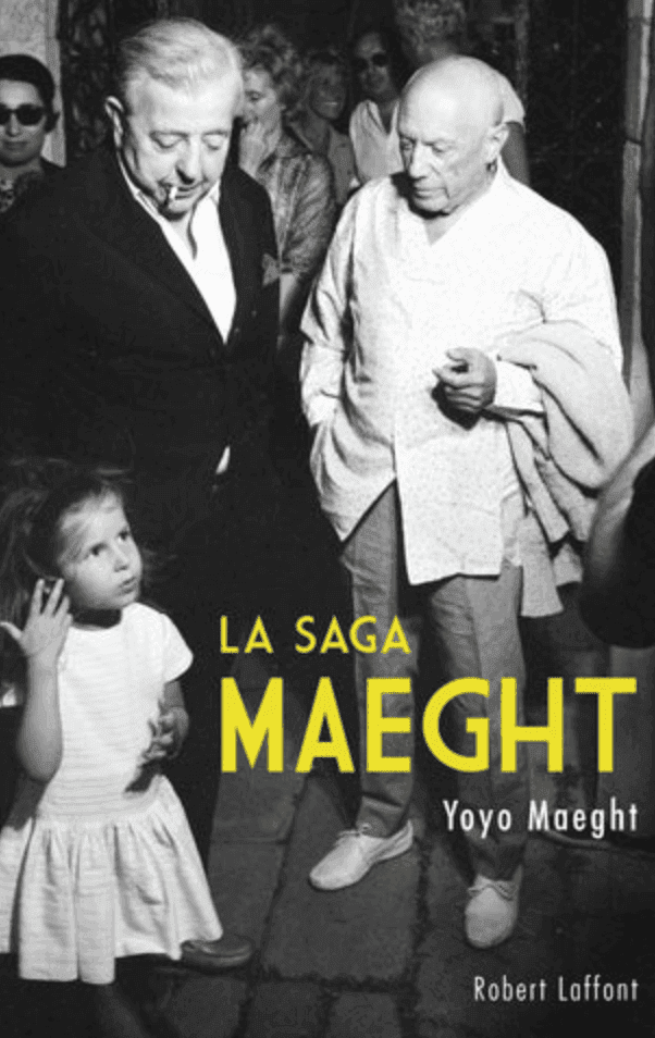 Photographie en noir et blanc de deux hommes d'âge mûr debout et discutant, entourés d'autres personnes. Une jeune fille les regarde. Le texte dit "La Saga Maeght" de Yoyo Maeght.