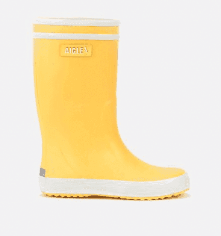 Une botte de pluie jaune avec une semelle et une bordure blanches. La botte a une semelle striée et un petit logo rectangulaire près du haut. Le fond est blanc uni.