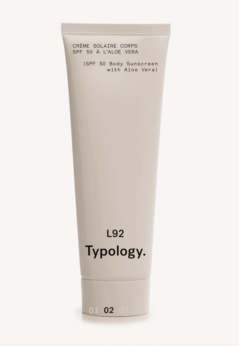 Un tube beige de crème solaire Typology étiqueté « Crème Solaire Corps SPF 50 à l'Aloe Vera » et « SPF 50 Body Sunscreen with Aloe Vera ». Le code « L92 » figure en bas, ainsi que les chiffres « 01 02 03 04 ».